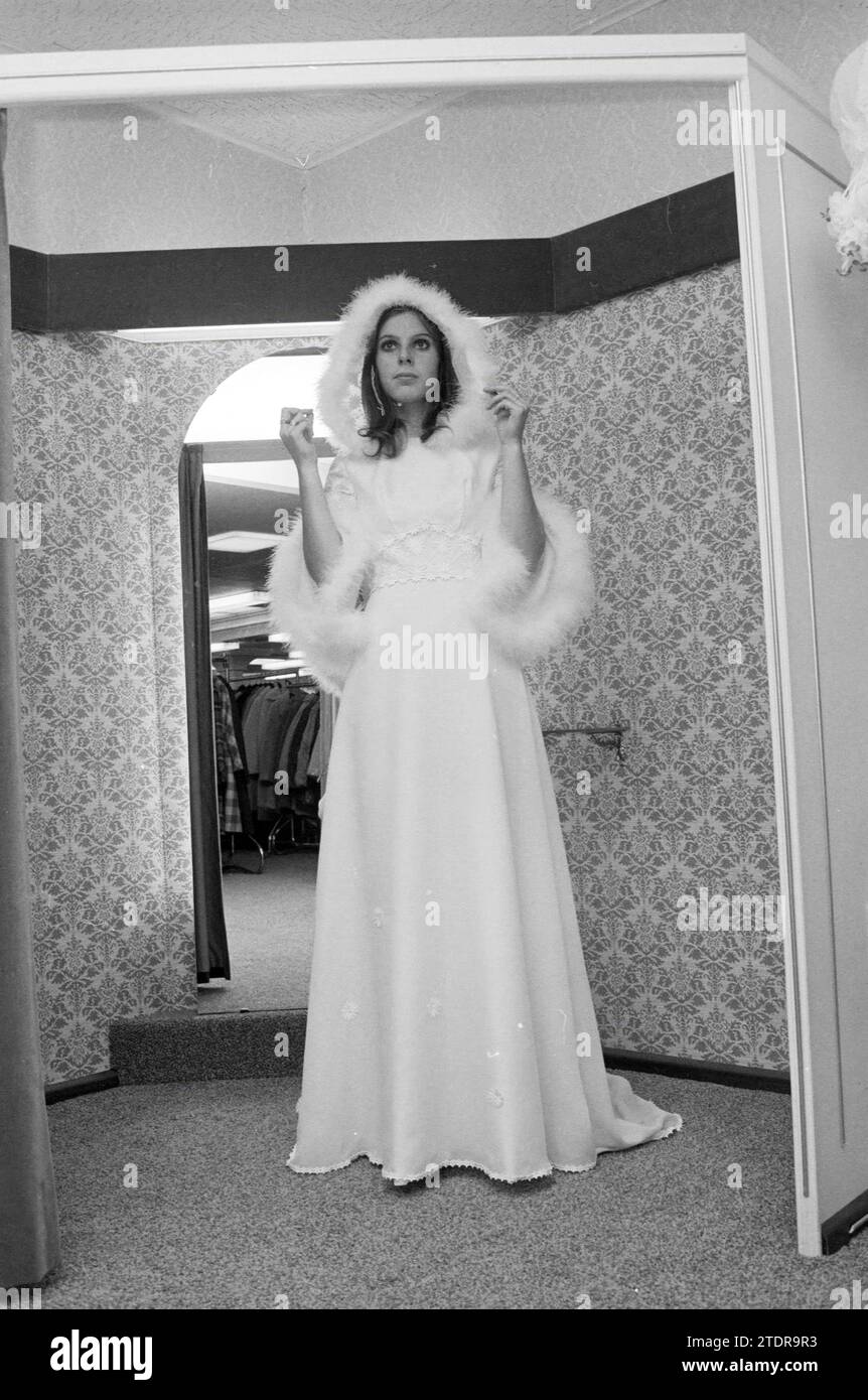 Bride Fashion House Liba, Personen, 10.03.1973, Whizgle News aus der Vergangenheit, zugeschnitten auf die Zukunft. Erkunden Sie historische Geschichten, das Image der niederländischen Agentur aus einer modernen Perspektive, die die Lücke zwischen den Ereignissen von gestern und den Erkenntnissen von morgen überbrückt. Eine zeitlose Reise, die die Geschichten prägt, die unsere Zukunft prägen Stockfoto