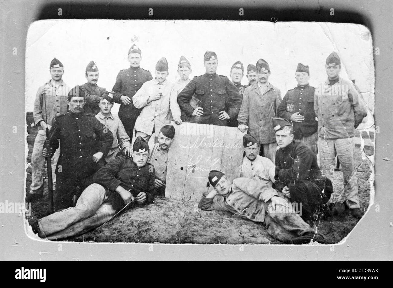 Gruppenfoto von Soldaten, 1914 wegen Mobilisierung, Whizgle News aus der Vergangenheit, zugeschnitten auf die Zukunft. Erkunden Sie historische Geschichten, das Image der niederländischen Agentur aus einer modernen Perspektive, die die Lücke zwischen den Ereignissen von gestern und den Erkenntnissen von morgen überbrückt. Eine zeitlose Reise, die die Geschichten prägt, die unsere Zukunft prägen Stockfoto
