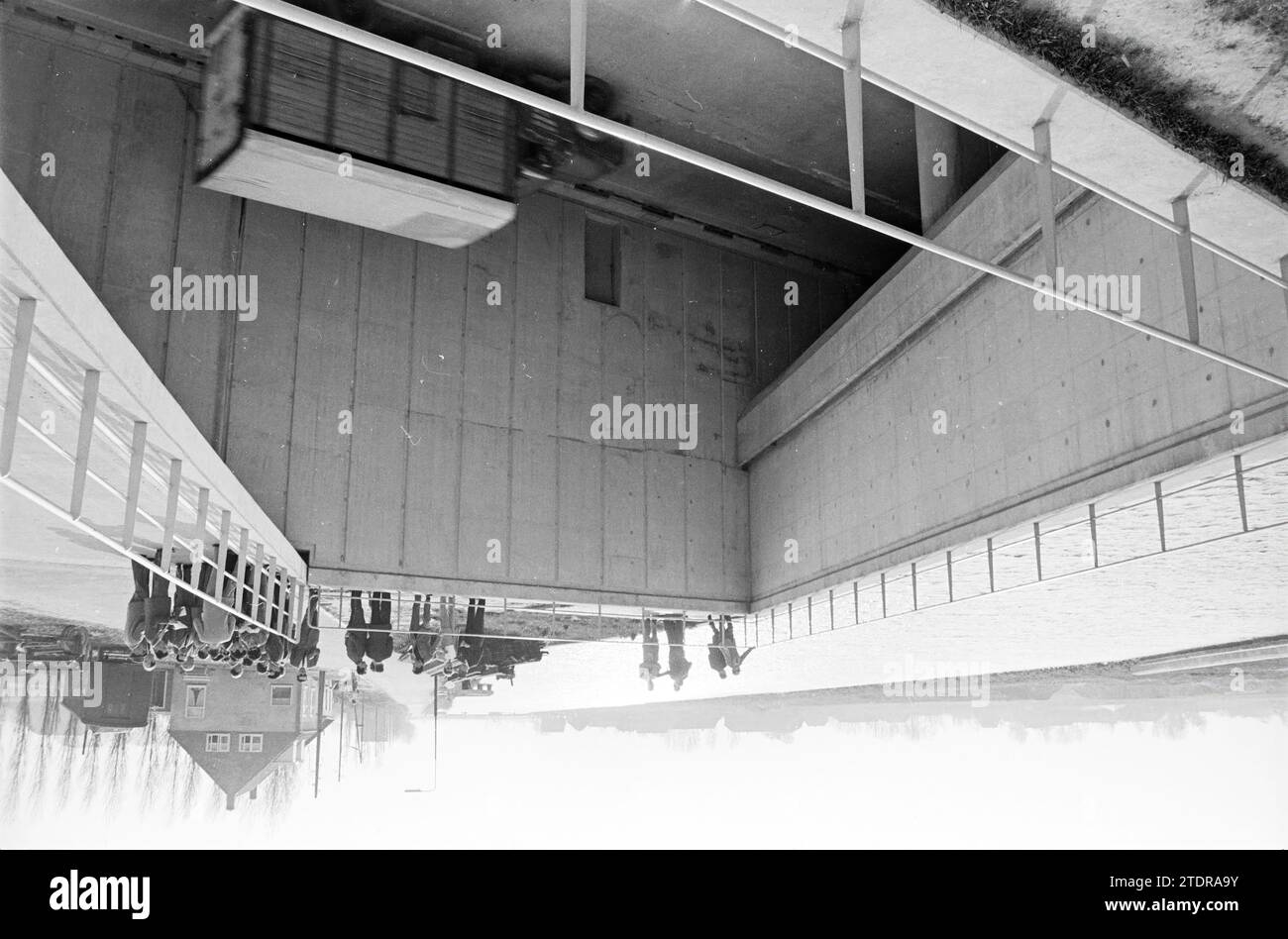 Aquädukt Rijksweg A4, Verkehr, sicherer Verkehr, Weteringbrug, Rijksweg A4, 12-04-1961, Whizgle News aus der Vergangenheit, zugeschnitten auf die Zukunft. Erkunden Sie historische Geschichten, das Image der niederländischen Agentur aus einer modernen Perspektive, die die Lücke zwischen den Ereignissen von gestern und den Erkenntnissen von morgen überbrückt. Eine zeitlose Reise, die die Geschichten prägt, die unsere Zukunft prägen Stockfoto