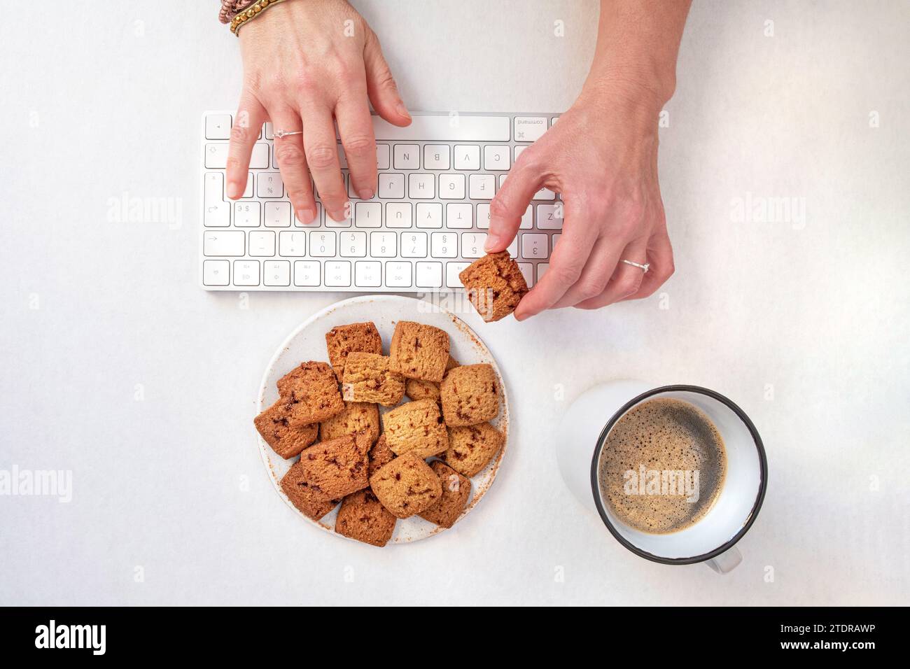 Kaffeepause mit Keksen während der Arbeit am Computer oder in der Freizeit Stockfoto