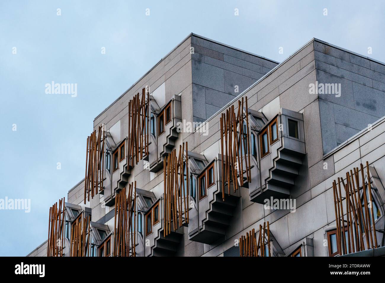 Edinburgh, Vereinigtes Königreich - 5. Dezember 2023: Das schottische Parlament. Das Hotel befindet sich im Holyrood-Viertel, das vom Architekten Enric Miralles entworfen wurde Stockfoto