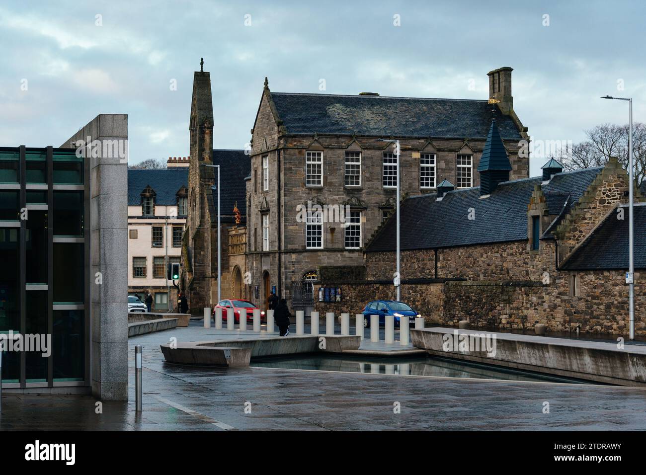Edinburgh, Vereinigtes Königreich - 5. Dezember 2023: Das schottische Parlament. Das Hotel befindet sich im Holyrood-Viertel, das vom Architekten Enric Miralles entworfen wurde. Die Queens Gallery, Pala Stockfoto