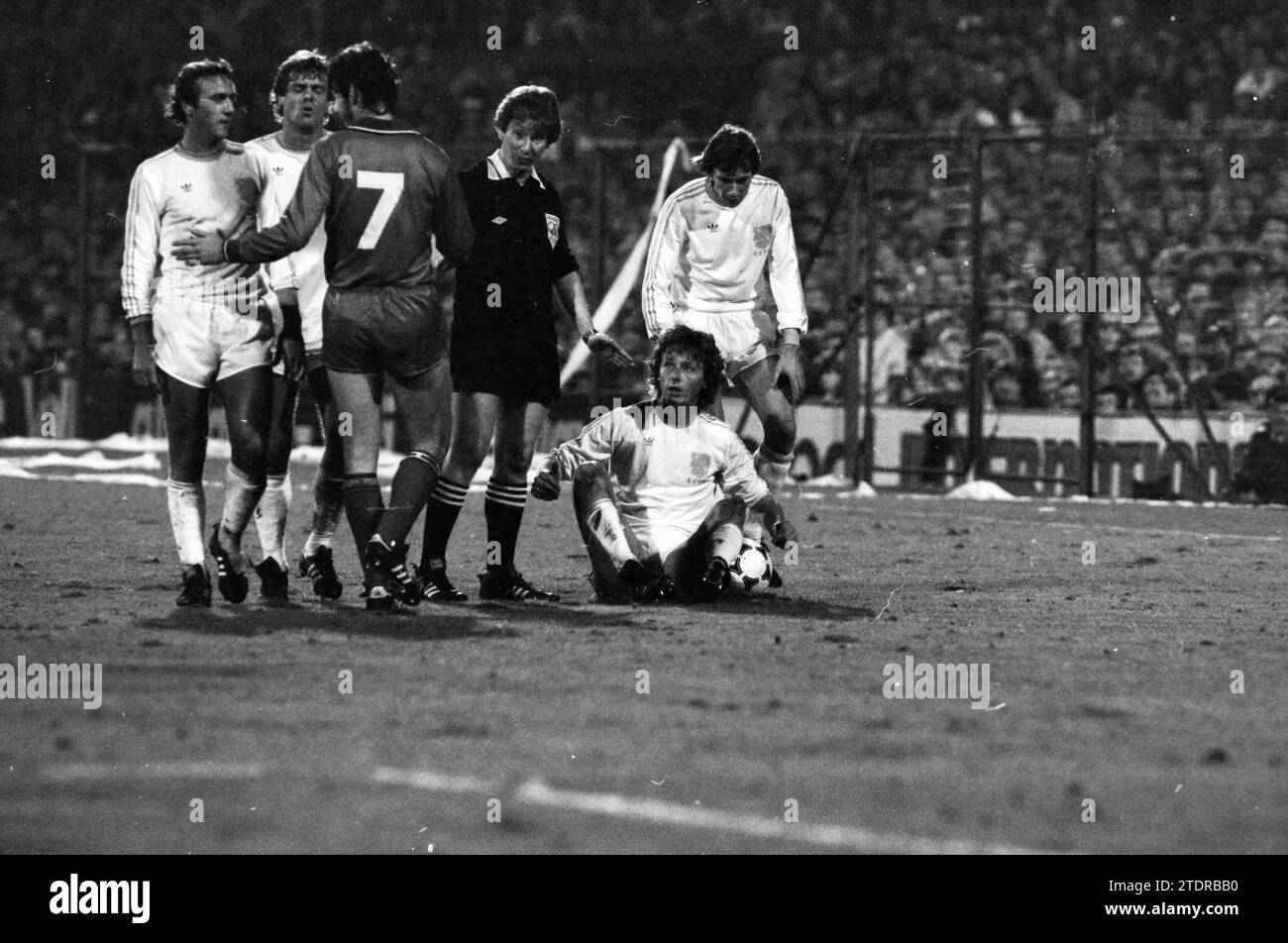 Niederlande - Belgien 3-0, Rotterdam, de Kuip, 14-10-1981, Whizgle News from the Past, maßgeschneidert für die Zukunft. Erkunden Sie historische Geschichten, das Image der niederländischen Agentur aus einer modernen Perspektive, die die Lücke zwischen den Ereignissen von gestern und den Erkenntnissen von morgen überbrückt. Eine zeitlose Reise, die die Geschichten prägt, die unsere Zukunft prägen Stockfoto