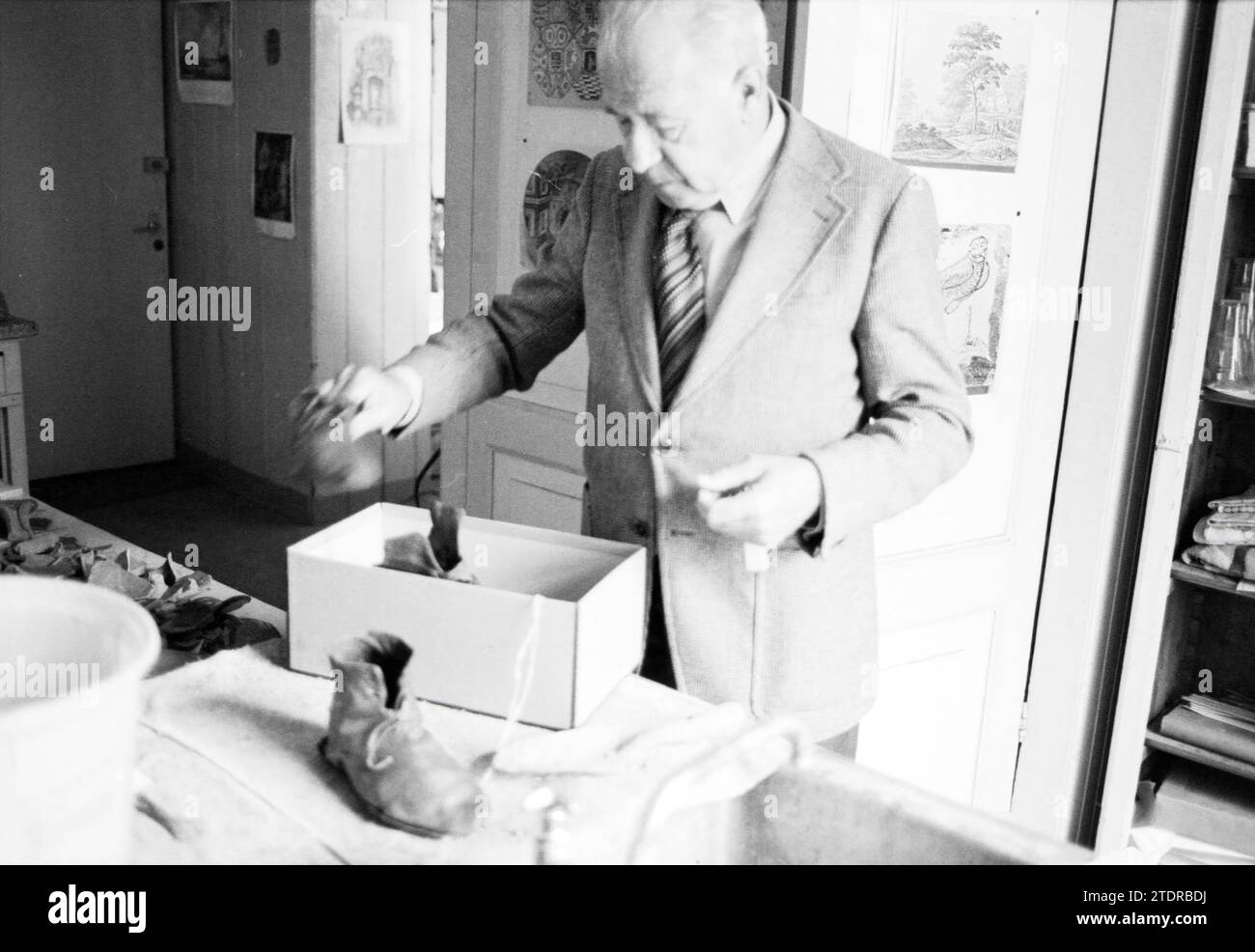 Mann mit Schuh in Box, archäologischer Fund, 31-07-1979, Whizgle News aus der Vergangenheit, zugeschnitten auf die Zukunft. Erkunden Sie historische Geschichten, das Image der niederländischen Agentur aus einer modernen Perspektive, die die Lücke zwischen den Ereignissen von gestern und den Erkenntnissen von morgen überbrückt. Eine zeitlose Reise, die die Geschichten prägt, die unsere Zukunft prägen Stockfoto