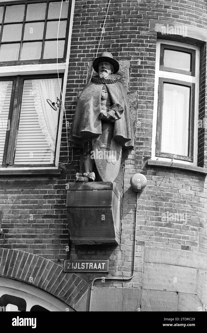 Skulptur von Johan van Oldenbarnevelt an der Zijlstraat-Fassade, Haarlem, Niederlande, 00-00-1973, Whizgle News from the Past, Tailored for the Future. Erkunden Sie historische Geschichten, das Image der niederländischen Agentur aus einer modernen Perspektive, die die Lücke zwischen den Ereignissen von gestern und den Erkenntnissen von morgen überbrückt. Eine zeitlose Reise, die die Geschichten prägt, die unsere Zukunft prägen Stockfoto