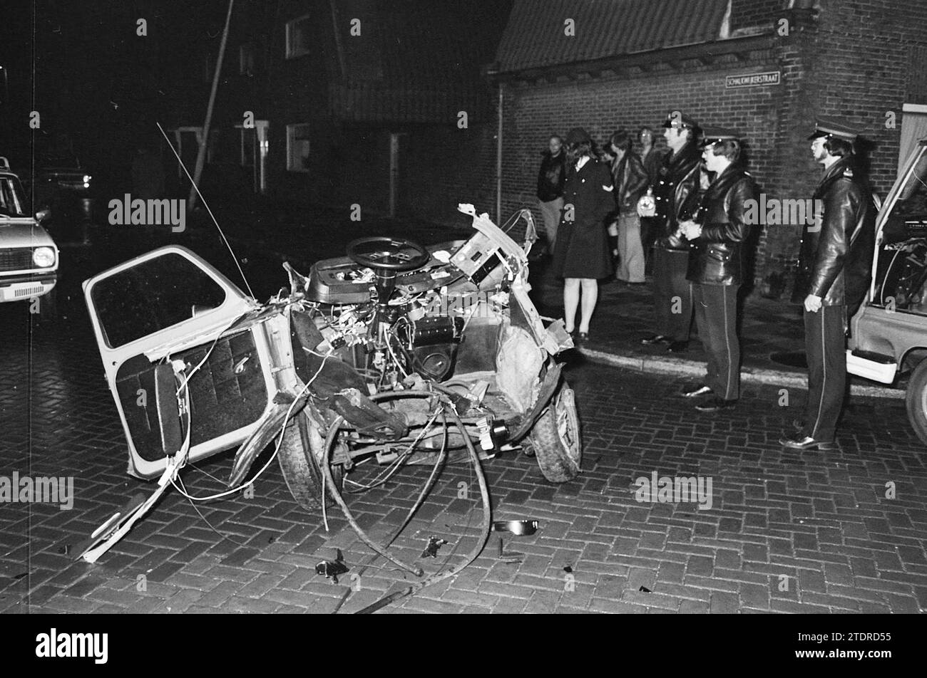 Auto in zwei Teilen Zuid-Schalkwijkerweg. Unfälle, Kollisionen, Unfälle, Haarlem, Zuid Schalkwijkerweg, Niederlande, 07-03-1975, Whizgle News from the Past, Tailored for the Future. Erkunden Sie historische Geschichten, das Image der niederländischen Agentur aus einer modernen Perspektive, die die Lücke zwischen den Ereignissen von gestern und den Erkenntnissen von morgen überbrückt. Eine zeitlose Reise, die die Geschichten prägt, die unsere Zukunft prägen Stockfoto