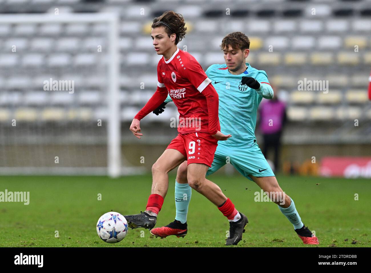 Lier, Belgien. Dezember 2023. Milo Horemans (9) aus Antwerpen kämpfte um den Ball mit Pau Prim (15) aus Barcelona, das am 6. Spieltag der UEFA Youth League in der Gruppe H in der Saison 2023-2024 zwischen den Jugendmannschaften der U19 des Royal Antwerp FC und dem FC Barcelona am 13. Dezember 2023 in Lier, Belgien, gezeigt wurde. (Foto: David Catry/Isosport) Credit: Sportpix/Alamy Live News Stockfoto