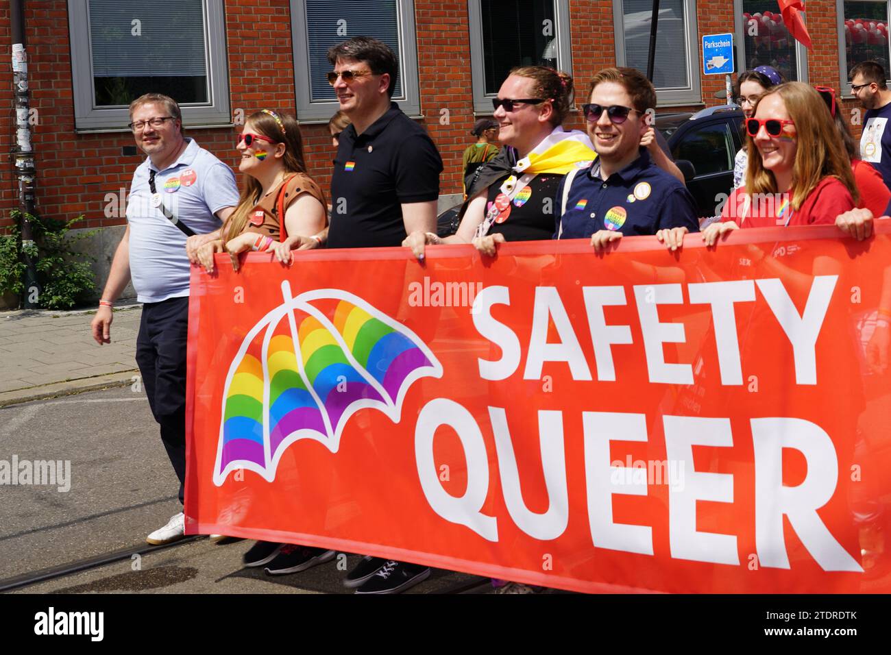 Kevin Kühnert, Generalsekretär der SPD, demonstriert mit anderen Parteimitgliedern auf der CSD Pride in München. Stockfoto