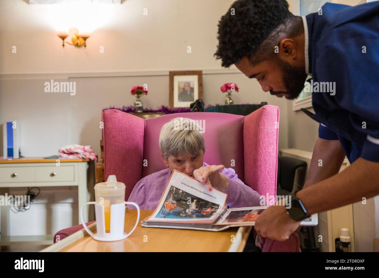 Krankenschwester Evans Sorbeng (aus Ghana) mit Assistenzin Angela Morgan (76) im Tageszimmer des St. Cecilias Nursing Home Scarborough St. Cecilias Nursing Home Scarborough. Stockfoto