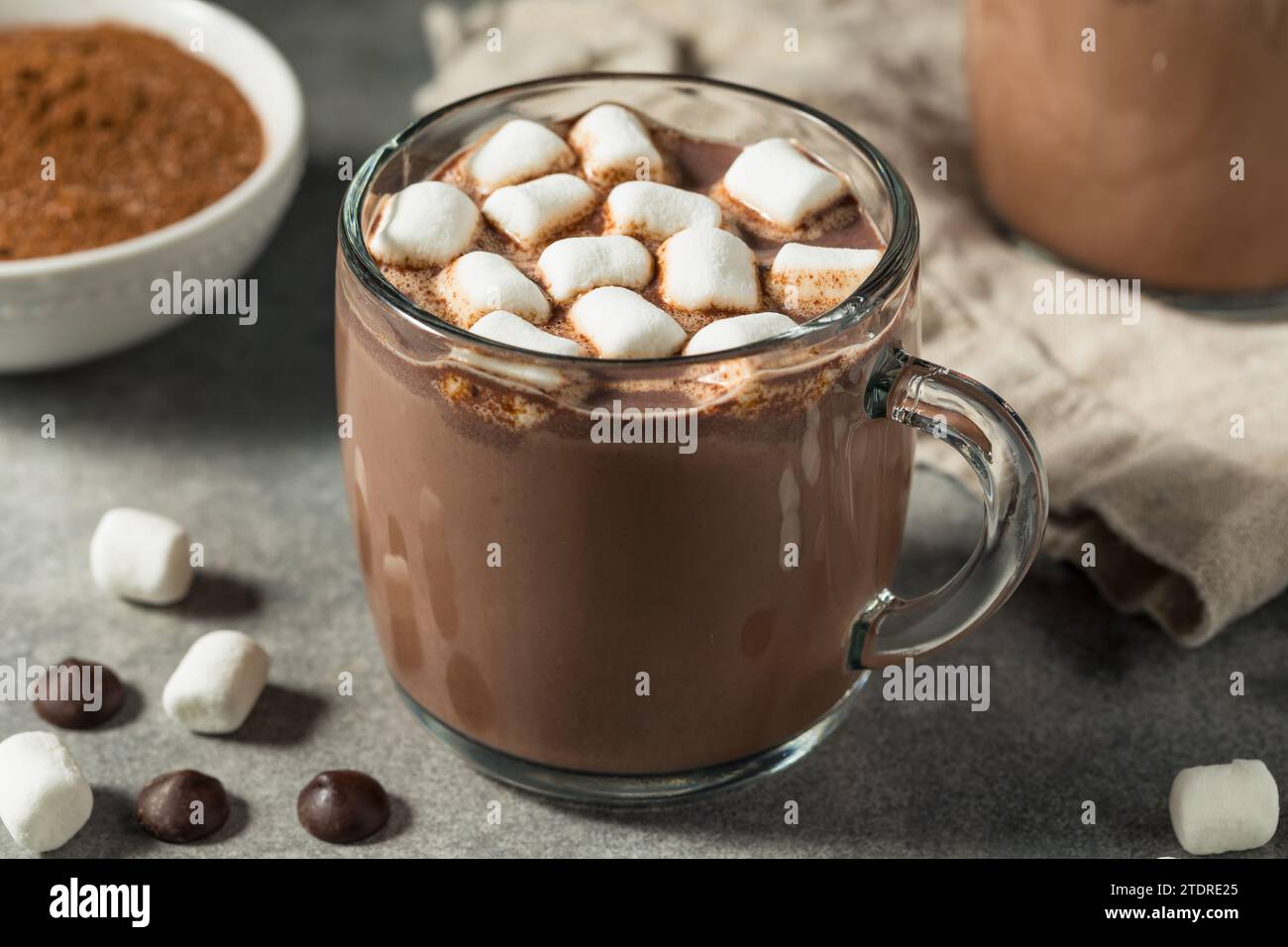 Süßer warmer Kakao mit Marshmallows Stockfoto