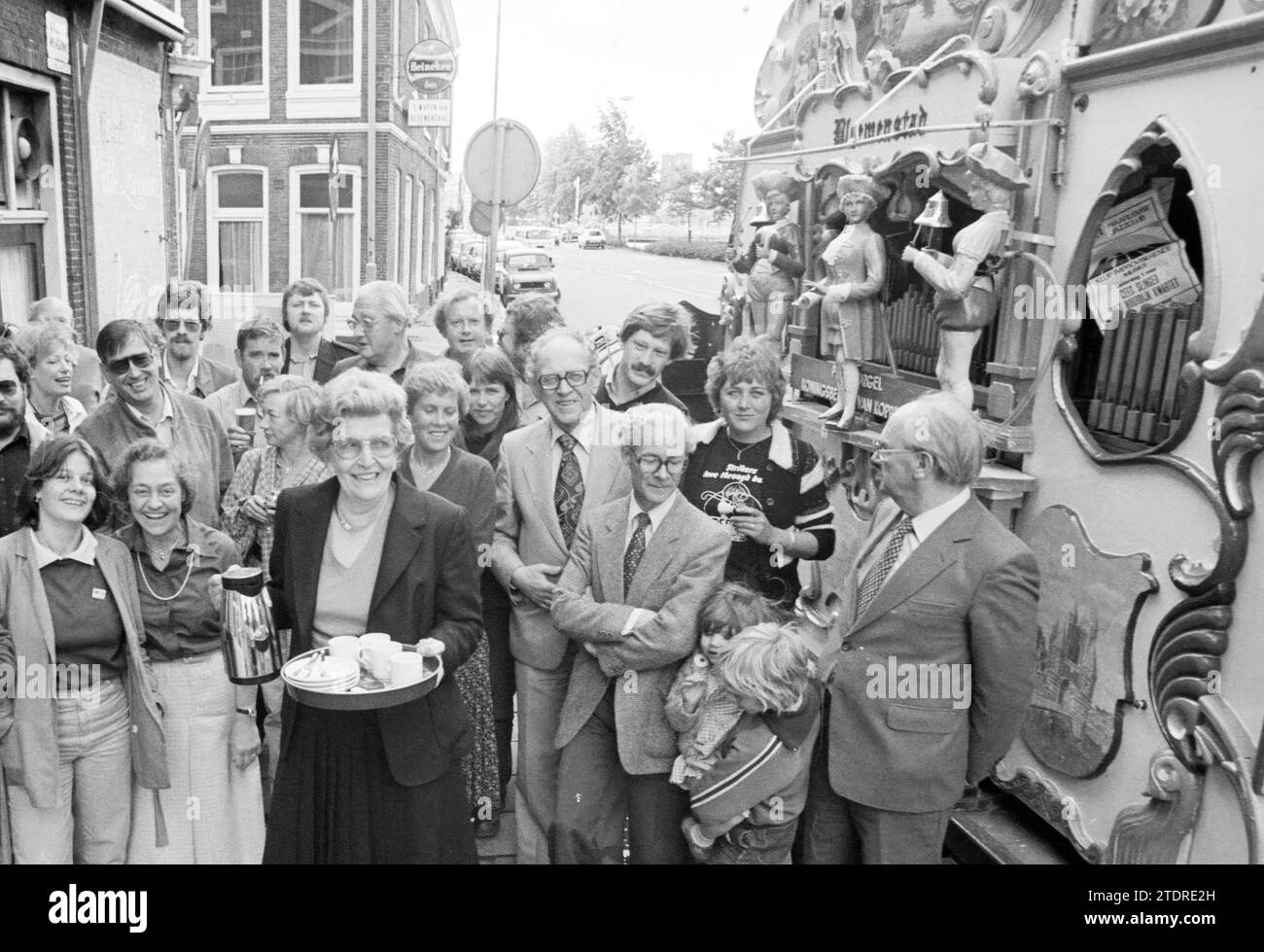 Miep v.d. Mark, Café de Witte Zwaan, Kinderhuisvest 53, Haarlem, Kinderhuisvest, Niederlande, 30-05-1980, Whizgle News aus der Vergangenheit, zugeschnitten auf die Zukunft. Erkunden Sie historische Geschichten, das Image der niederländischen Agentur aus einer modernen Perspektive, die die Lücke zwischen den Ereignissen von gestern und den Erkenntnissen von morgen überbrückt. Eine zeitlose Reise, die die Geschichten prägt, die unsere Zukunft prägen Stockfoto