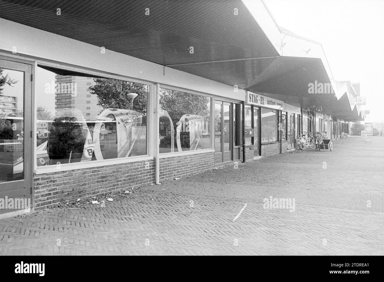 Erw. Golden Ten Club, IJmuiden, Glücksspiel, IJmuiden, Niederlande, 22-10-1985, Whizgle News aus der Vergangenheit, zugeschnitten auf die Zukunft. Erkunden Sie historische Geschichten, das Image der niederländischen Agentur aus einer modernen Perspektive, die die Lücke zwischen den Ereignissen von gestern und den Erkenntnissen von morgen überbrückt. Eine zeitlose Reise, die die Geschichten prägt, die unsere Zukunft prägen Stockfoto