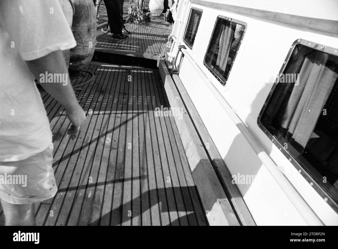 Segeltour mit dem Schoner Te Vega, Scheveningen, 15-08-1990, Whizgle News from the Past, zugeschnitten auf die Zukunft. Erkunden Sie historische Geschichten, das Image der niederländischen Agentur aus einer modernen Perspektive, die die Lücke zwischen den Ereignissen von gestern und den Erkenntnissen von morgen überbrückt. Eine zeitlose Reise, die die Geschichten prägt, die unsere Zukunft prägen Stockfoto