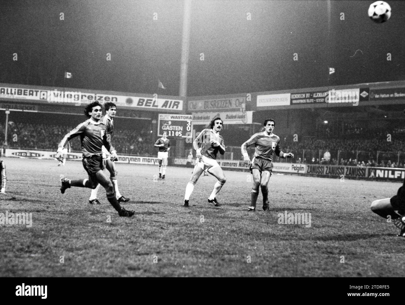 AZ'67 spielt in der dritten Runde des UEFA-Cups gegen den FK Radnički Niš (Jugoslawien) im de Alkmaarderhout-Stadion in Alkmaar. Es wurde 5:0. Spielen Sie Football., Alkmaar, 10-12-1980, Whizgle News aus der Vergangenheit, zugeschnitten auf die Zukunft. Erkunden Sie historische Geschichten, das Image der niederländischen Agentur aus einer modernen Perspektive, die die Lücke zwischen den Ereignissen von gestern und den Erkenntnissen von morgen überbrückt. Eine zeitlose Reise, die die Geschichten prägt, die unsere Zukunft prägen Stockfoto