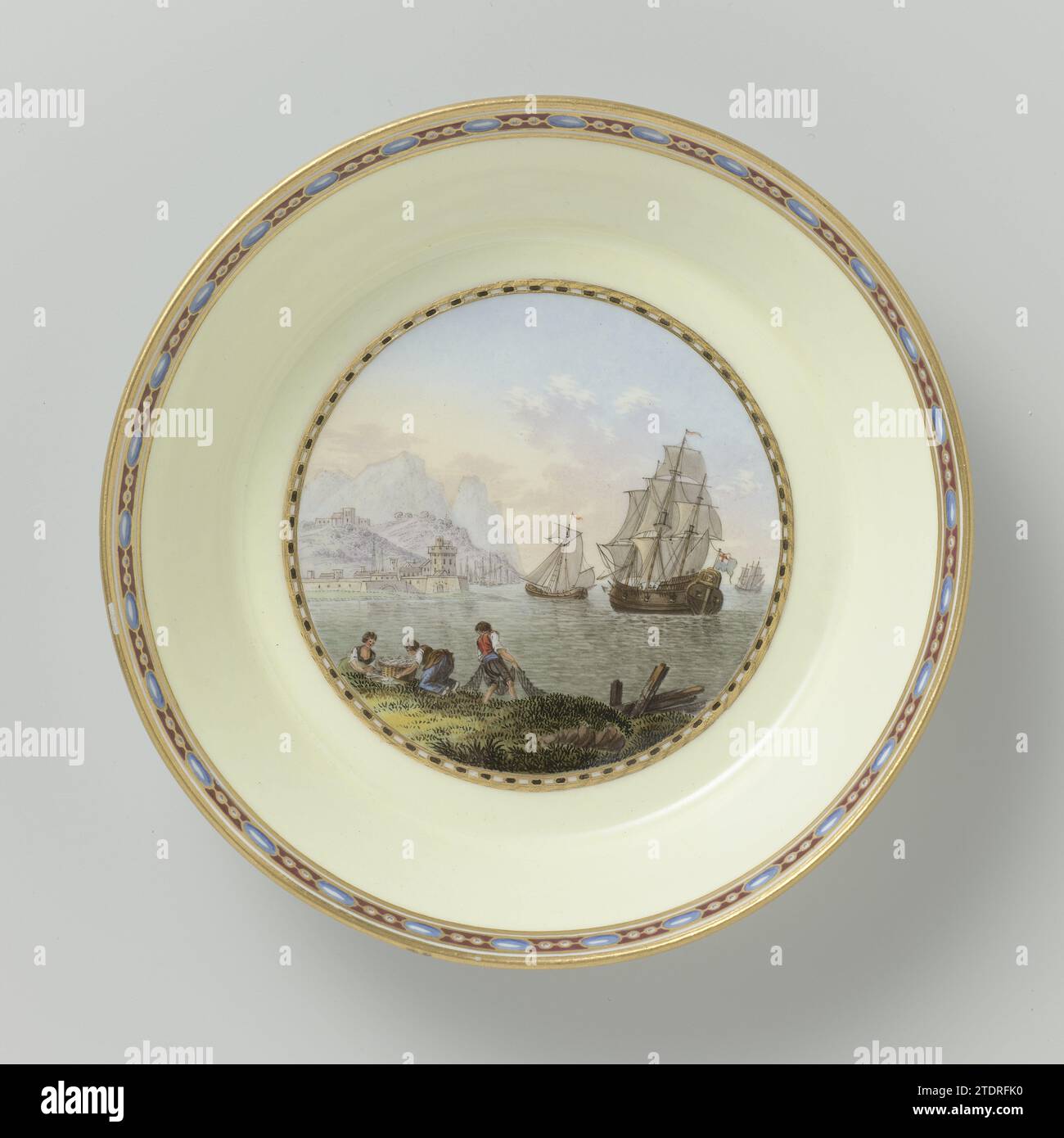 Schüssel, mehrfarbig bemalt mit Hafengesicht, Meissener Porzellan Manufaktur, 1804 Porzellanschale, bemalt mit Hafengesicht innerhalb eines Kreises, der in gelbem Schaft aufbewahrt wird. Das Gericht ist markiert. Schwimmende Porzellanschale aus Porzellan, bemalt mit einem Hafengesicht innerhalb eines Kreises, der in einem gelben Schaft aufbewahrt wird. Das Gericht ist markiert. Schweben Sie Porzellan Stockfoto