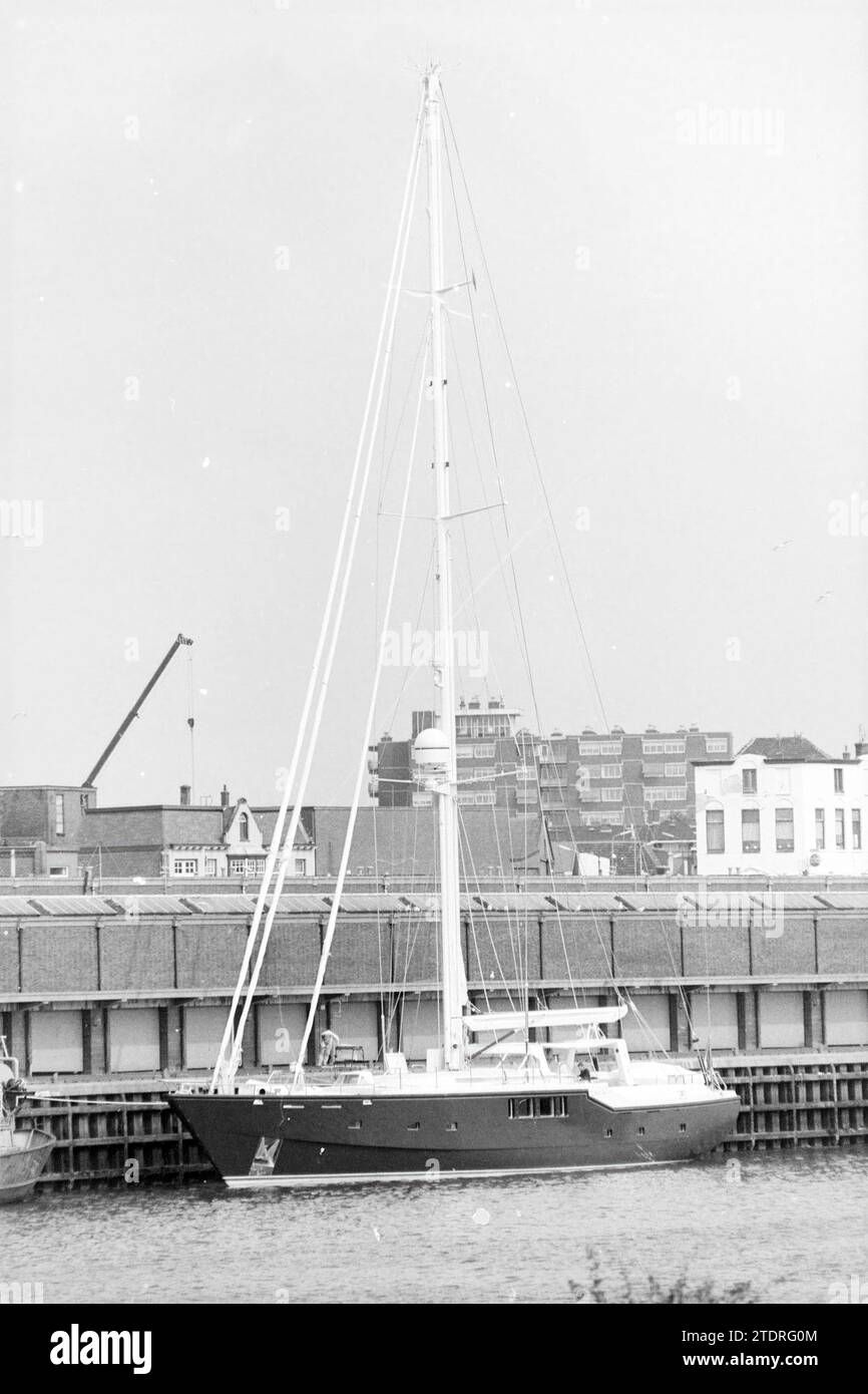 Segelboot Heringshafen IJmuiden, Segeln, IJmuiden, Niederlande, 12-08-1987, Whizgle News aus der Vergangenheit, zugeschnitten auf die Zukunft. Erkunden Sie historische Geschichten, das Image der niederländischen Agentur aus einer modernen Perspektive, die die Lücke zwischen den Ereignissen von gestern und den Erkenntnissen von morgen überbrückt. Eine zeitlose Reise, die die Geschichten prägt, die unsere Zukunft prägen Stockfoto