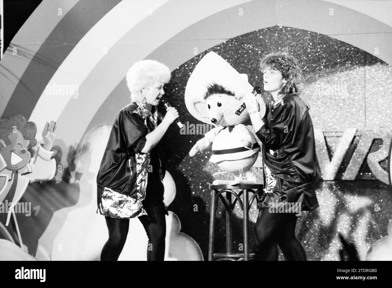 AVRO TV-Programm mit zwei Sängern, Whizgle News from the Past, zugeschnitten auf die Zukunft. Erkunden Sie historische Geschichten, das Image der niederländischen Agentur aus einer modernen Perspektive, die die Lücke zwischen den Ereignissen von gestern und den Erkenntnissen von morgen überbrückt. Eine zeitlose Reise, die die Geschichten prägt, die unsere Zukunft prägen Stockfoto