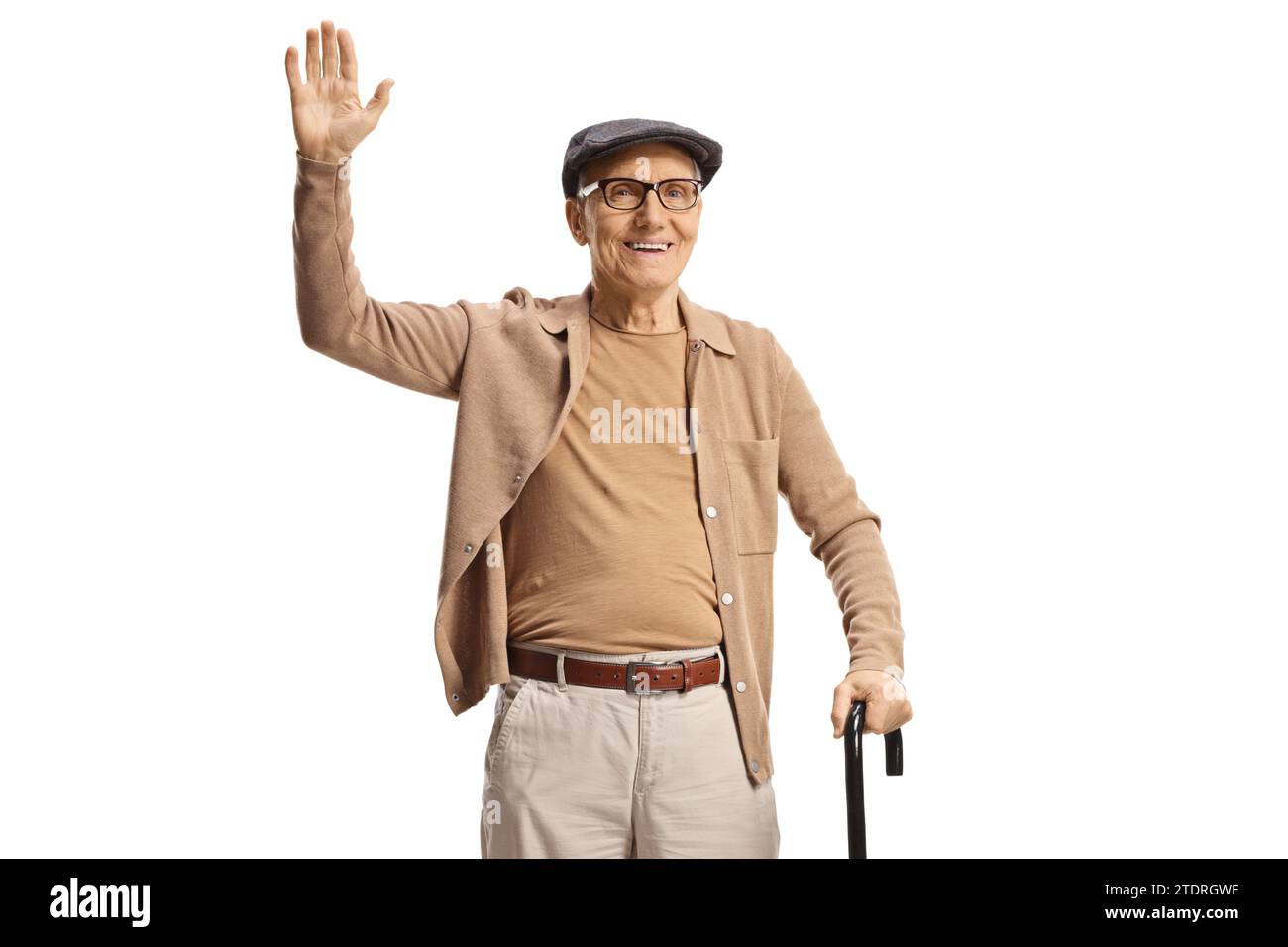 Ein älterer Herr steht mit einem Stock und winkt isoliert auf weißem Hintergrund Stockfoto