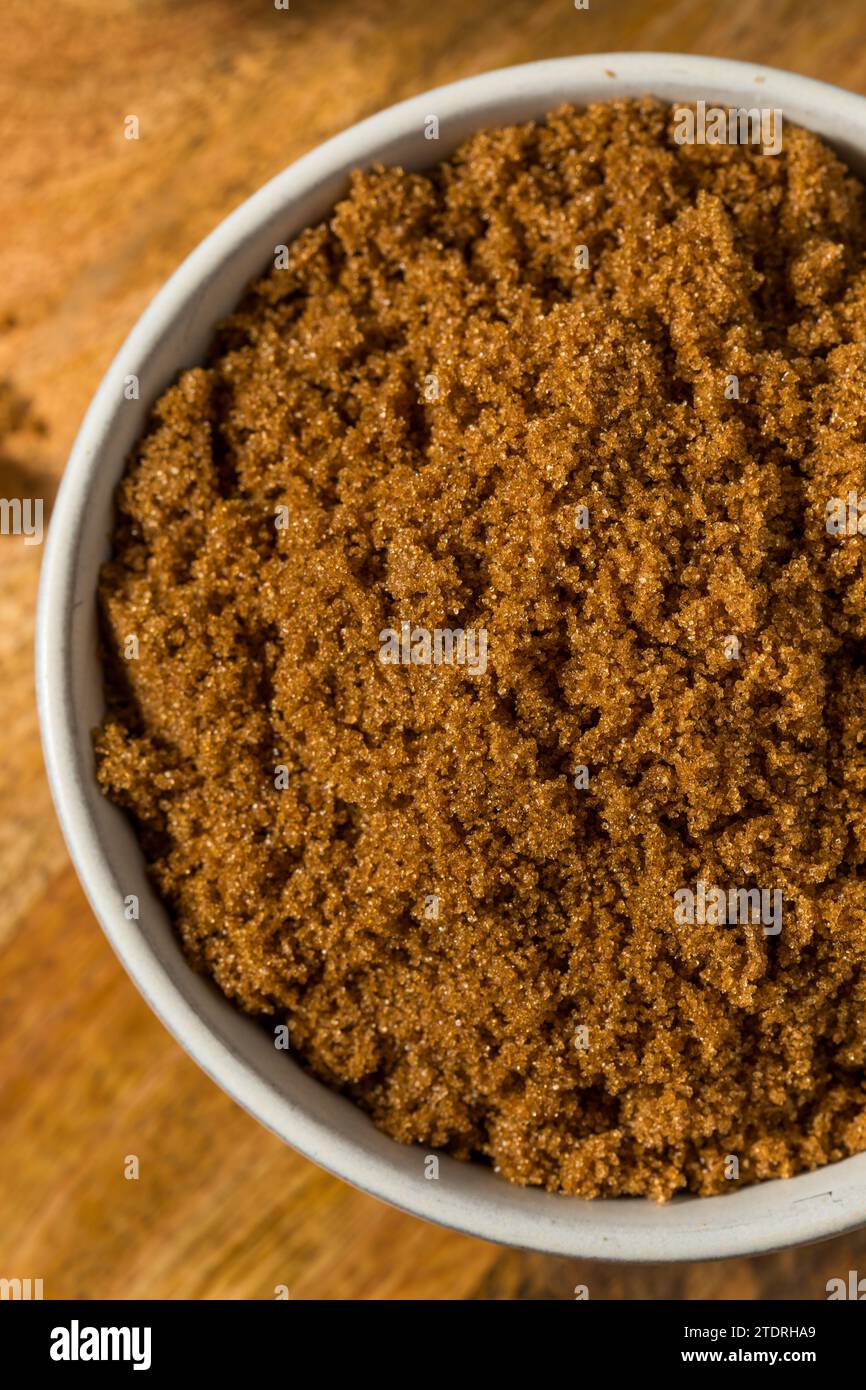 Bio-Rohzucker, süßer hellbrauner Zucker in einer Schüssel Stockfoto
