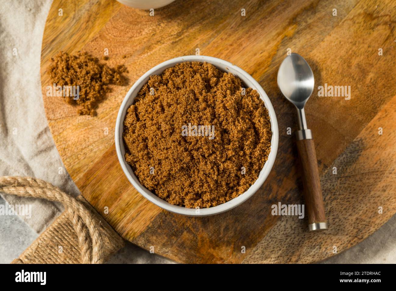 Bio-Rohzucker, süßer hellbrauner Zucker in einer Schüssel Stockfoto