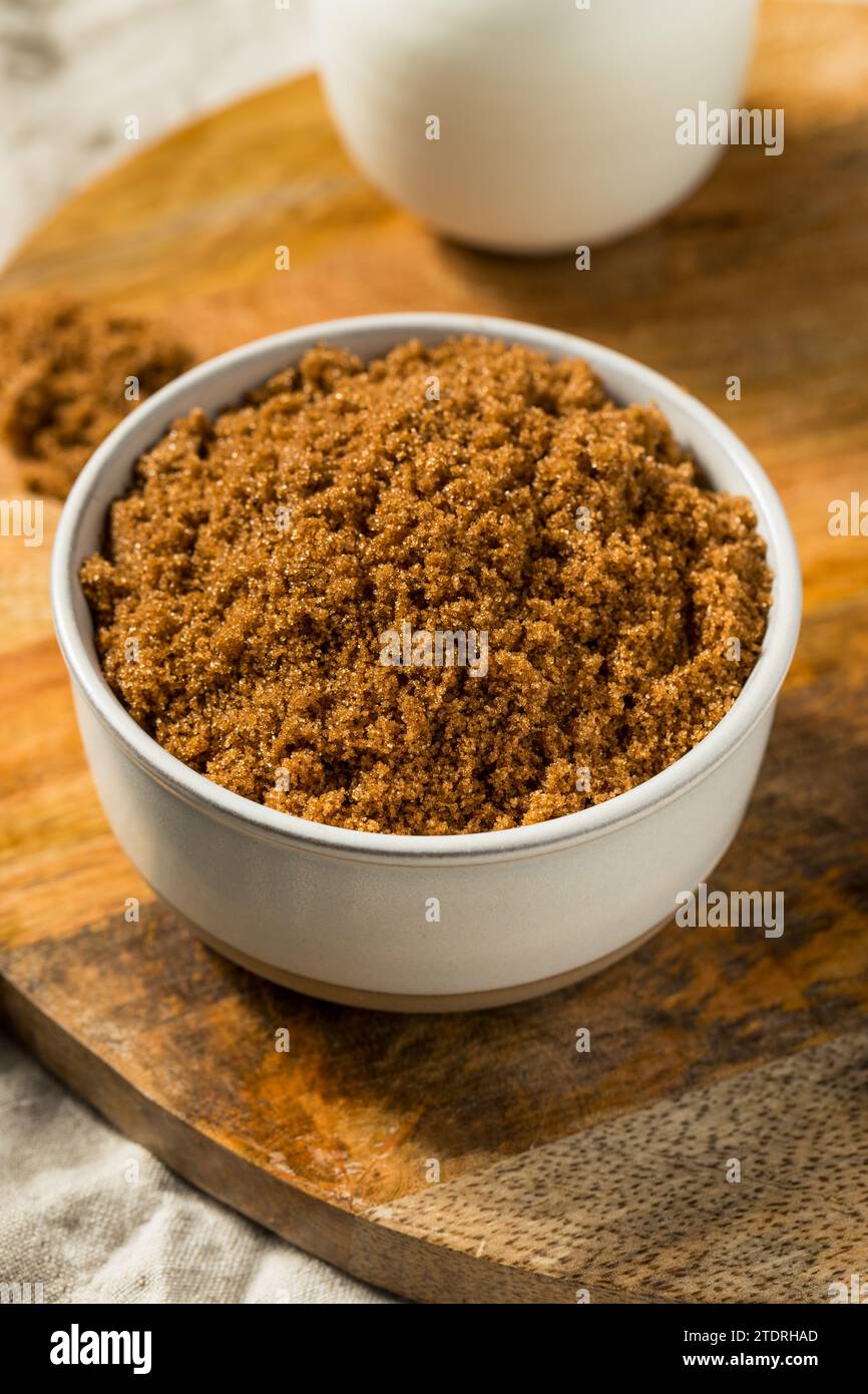 Bio-Rohzucker, süßer hellbrauner Zucker in einer Schüssel Stockfoto