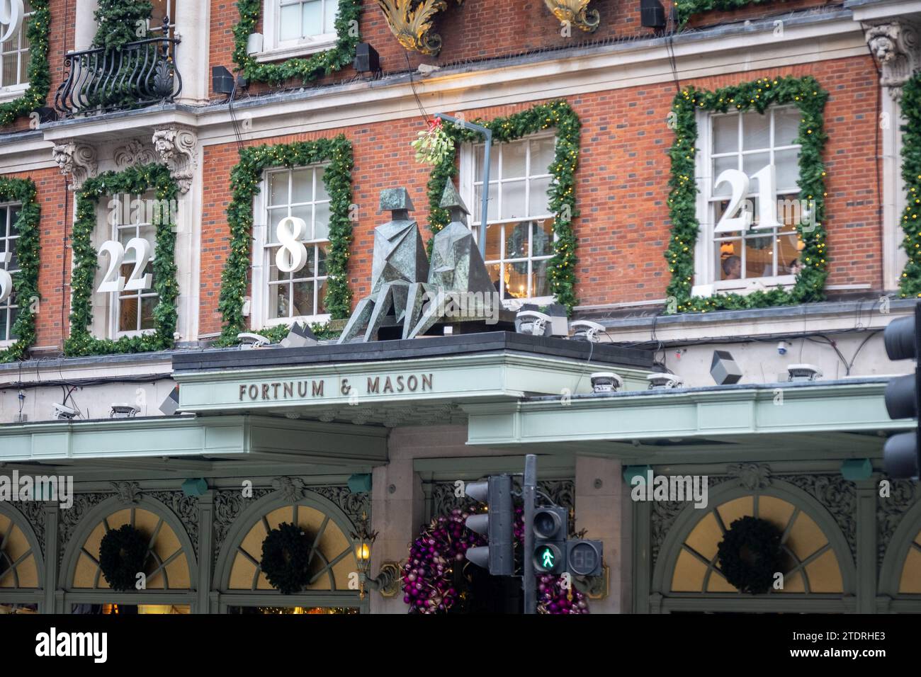 London – Dezember 2023: Fortnum & Mason, ein gehobenes Kaufhaus in Piccadilly, London. Stockfoto London – Dezember 2023: Fortnum & Mason, ein gehobenes Kaufhaus in Piccadilly, London. Stockfoto