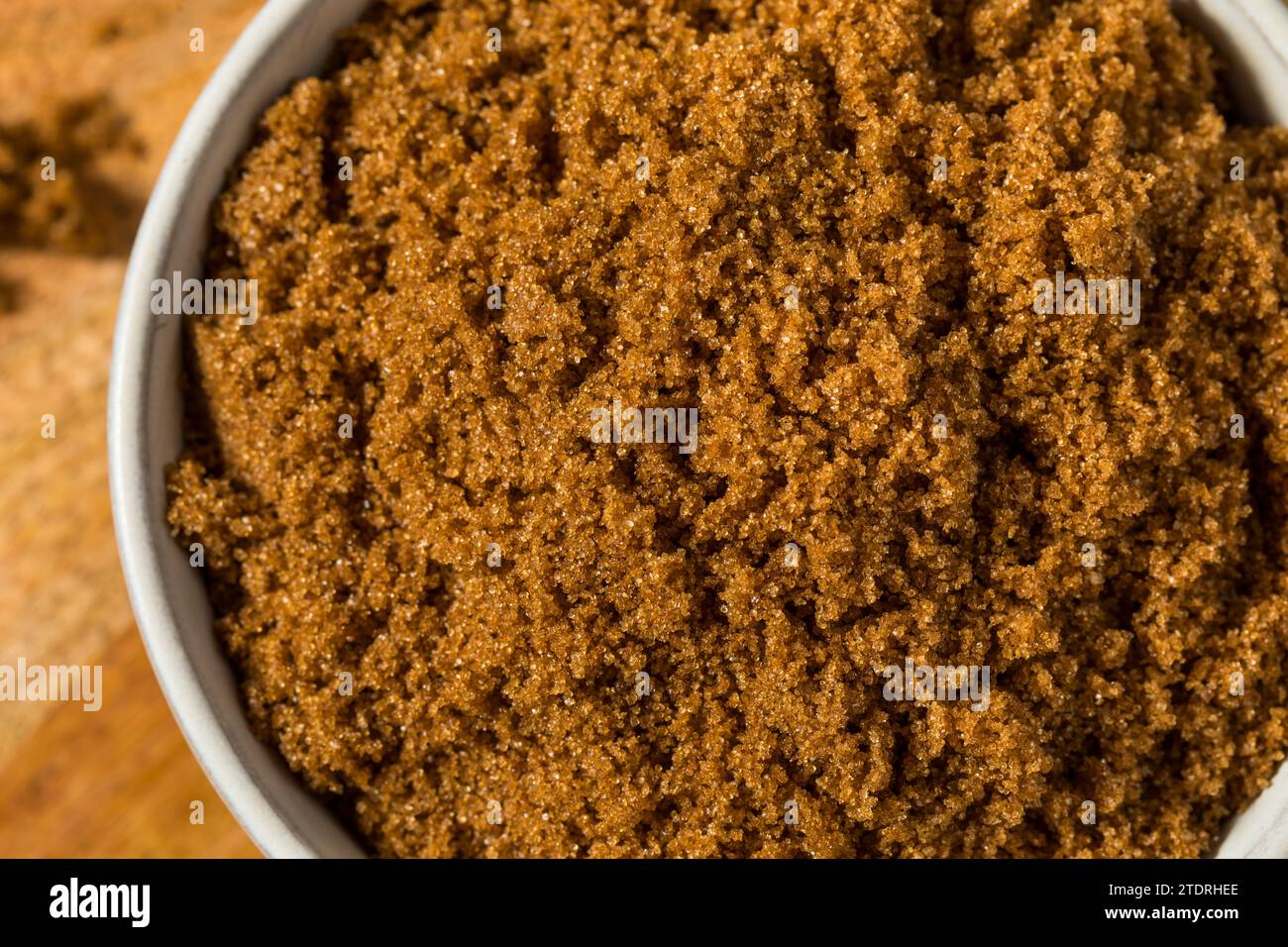 Bio-Rohzucker, süßer hellbrauner Zucker in einer Schüssel Stockfoto