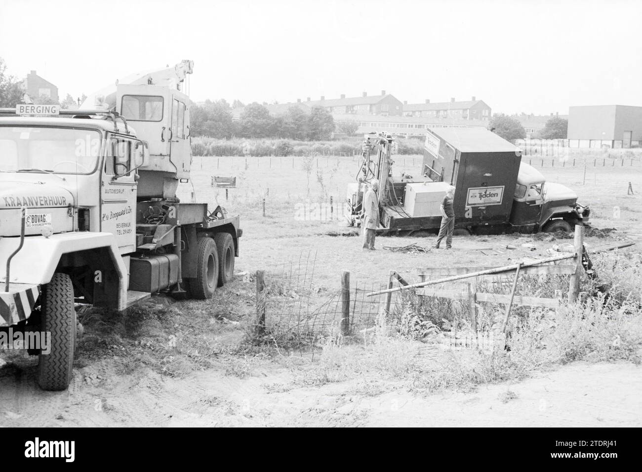 Tjadens Wagen sank hinter dem Schlachthof, Ermittlungen, 16-08-1983, Whizgle News aus der Vergangenheit, zugeschnitten auf die Zukunft. Erkunden Sie historische Geschichten, das Image der niederländischen Agentur aus einer modernen Perspektive, die die Lücke zwischen den Ereignissen von gestern und den Erkenntnissen von morgen überbrückt. Eine zeitlose Reise, die die Geschichten prägt, die unsere Zukunft prägen Stockfoto