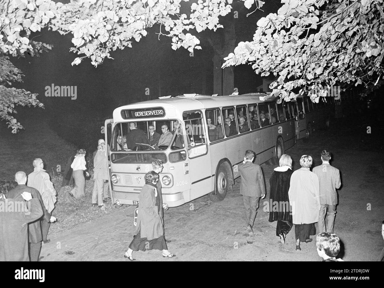 Eine Gruppe besteigt einen reservierten Bus, Whizgle News aus der Vergangenheit, zugeschnitten auf die Zukunft. Erkunden Sie historische Geschichten, das Image der niederländischen Agentur aus einer modernen Perspektive, die die Lücke zwischen den Ereignissen von gestern und den Erkenntnissen von morgen überbrückt. Eine zeitlose Reise, die die Geschichten prägt, die unsere Zukunft prägen Stockfoto