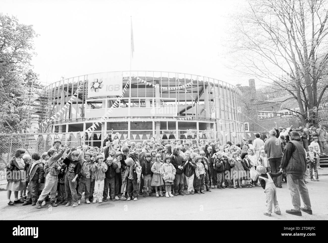Höchster Punkt Aerdenhout School Association, höchster Punkt, Aerdenhout, Herr H. Enschedéweg, 11-05-1989, Whizgle News aus der Vergangenheit, zugeschnitten auf die Zukunft. Erkunden Sie historische Geschichten, das Image der niederländischen Agentur aus einer modernen Perspektive, die die Lücke zwischen den Ereignissen von gestern und den Erkenntnissen von morgen überbrückt. Eine zeitlose Reise, die die Geschichten prägt, die unsere Zukunft prägen Stockfoto