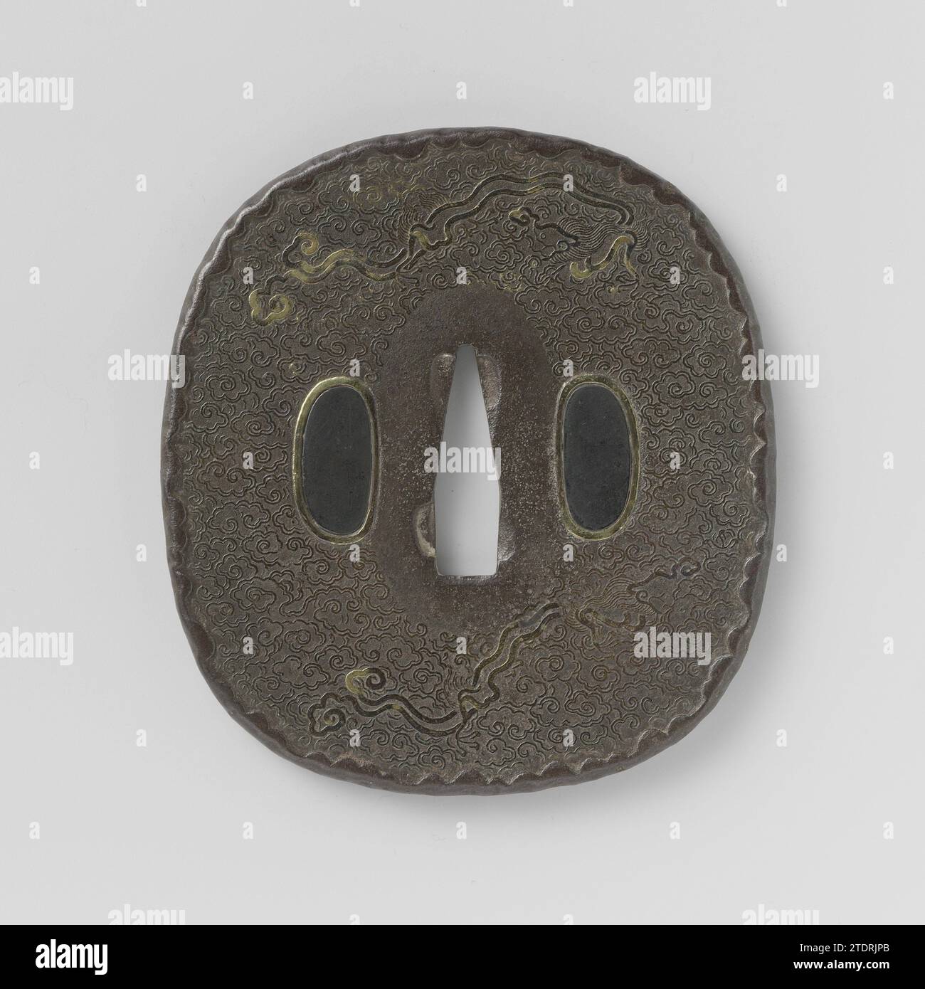 Handschutz, anonym, 1600–1699 abgerundete rechteckige Tsuba mit unregelmäßig erhöhtem Rand; vorne in Hon-Zogan zwei Drachen mitten in stilisierten Wolken; hinten ein Drache mitten in stilisierten Wolken; die Ryo-Hitsu sind mit Shakudo gefüllt. Japan Eisen (Metall). Gold (Metall). Bronze (Metall) abgerundete rechteckige Tsuba mit unregelmäßig angehobenem Rand; vorne in Hon-Zogan zwei Drachen mitten in stilisierten Wolken; hinten ein Drache mitten in stilisierten Wolken; die Ryo-Hitsu sind mit Shakudo gefüllt. Japan Eisen (Metall). Gold (Metall). Bronze (Metall) Stockfoto