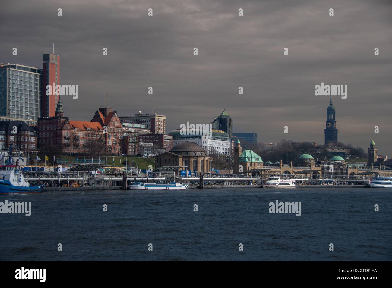 Hamburg, Deutschland 17. März 2023, die Skyline Hamburgs von der Elbe mit Blick auf die Landungsbrücken Stockfoto