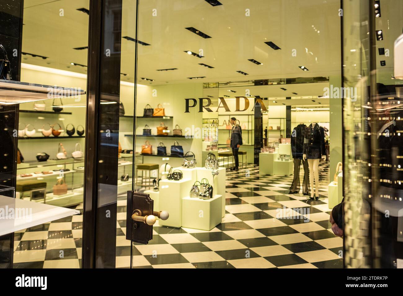 LONDON, 14. DEZEMBER 2023: Prada-Geschäft in der Bond Street, italienische Luxusmarke Stockfoto