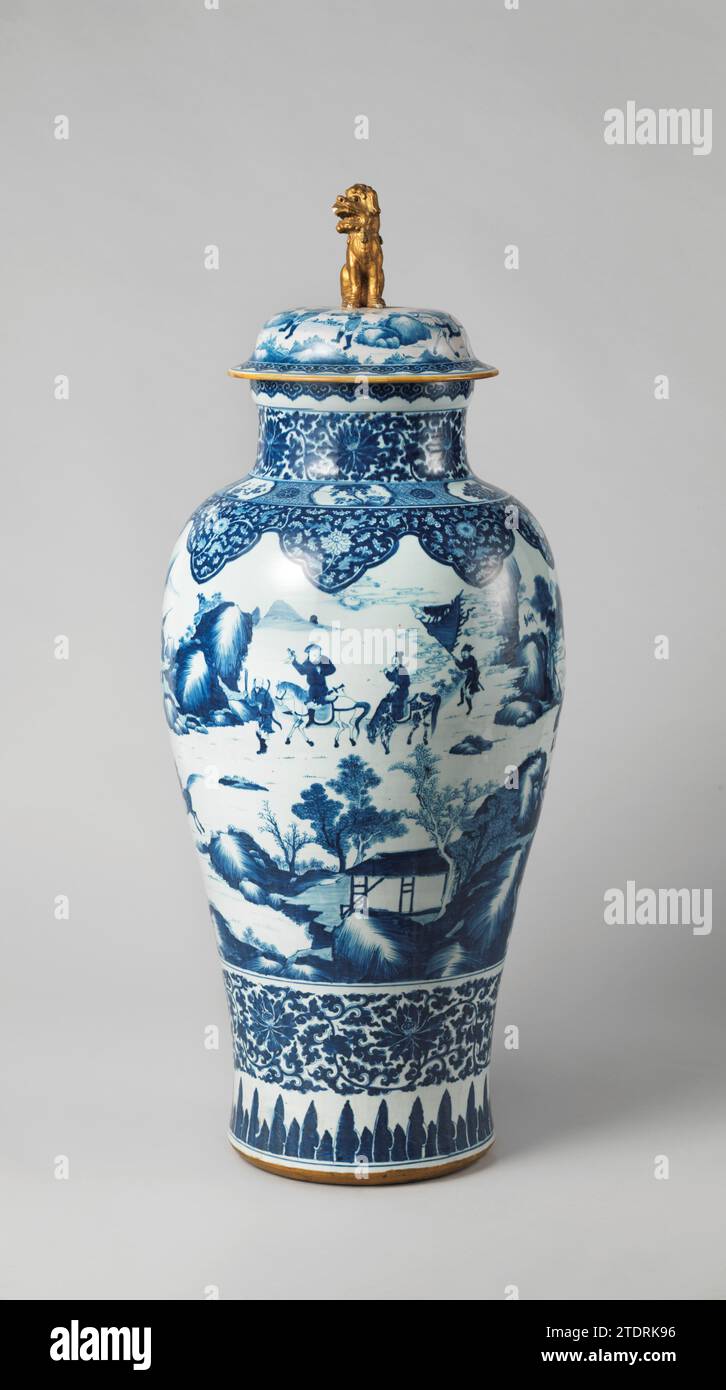 Balustervase mit Jagdszene und Borten mit Blumenrollen, anonym, ca. 1700 - ca. 1724 große, balusterförmige Vase aus Porzellan, in Unterglasurblau und auf Glasurgold gemalt. Auf dem Bauch eine Jagdszene mit Jägern zu Pferd und zu Fuß mit Waffen und Hunden in einer Landschaft mit Bäumen, Bergen und Felsen. Unter einer Bindung zu Lotusranken. Über dem Fuß ein Band mit stehenden Blattmotiven. Auf der Schulter ein Band mit Lambrequinen mit alternierenden Lotus- und Blumenreben. Darüber ein Band mit Servierarbeiten mit einer Blume, unterbrochen von Kartuschen mit blühenden Pflanzen (Lotus, Peon) Stockfoto