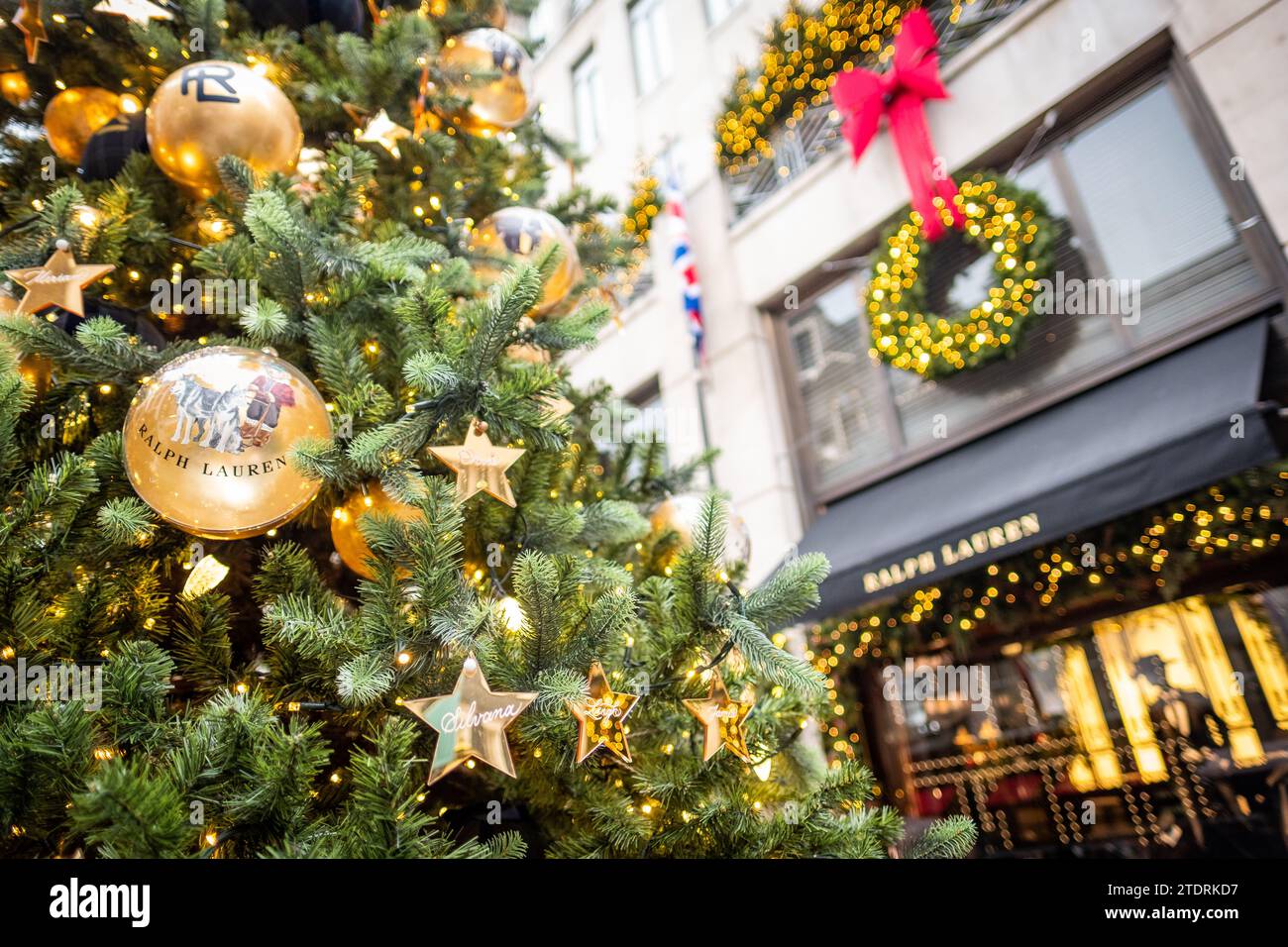LONDON, 14. DEZEMBER 2023: Ralph Lauren Weihnachtsbaumdekoration in der Bond Street Stockfoto