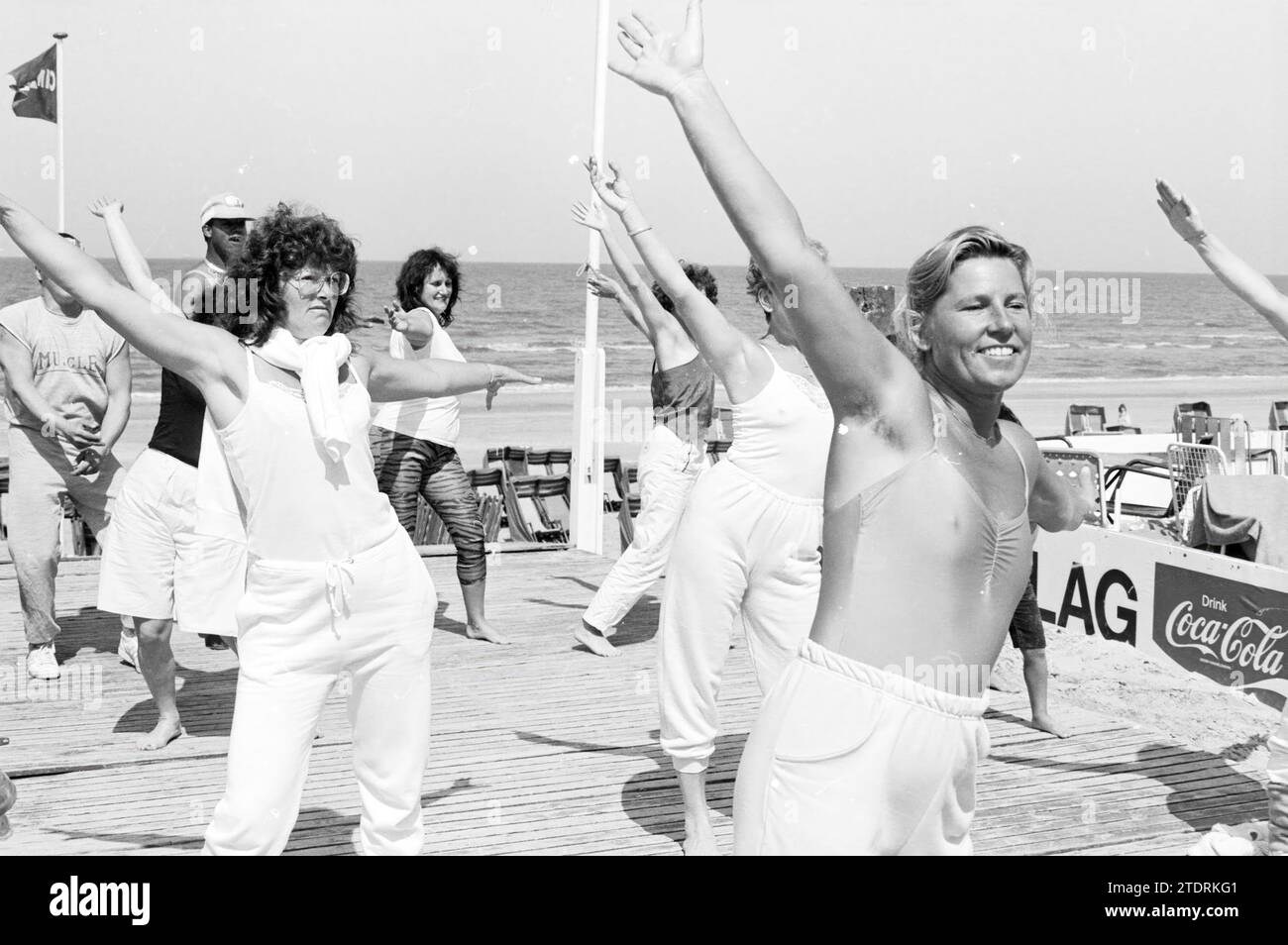 Aerobic Tanz, Strand pav. 16, Zandvoort, Tanzen, Zandvoort, Strandpaviljoen 16, 13-06-1983, Whizgle News aus der Vergangenheit, zugeschnitten auf die Zukunft. Erkunden Sie historische Geschichten, das Image der niederländischen Agentur aus einer modernen Perspektive, die die Lücke zwischen den Ereignissen von gestern und den Erkenntnissen von morgen überbrückt. Eine zeitlose Reise, die die Geschichten prägt, die unsere Zukunft prägen Stockfoto