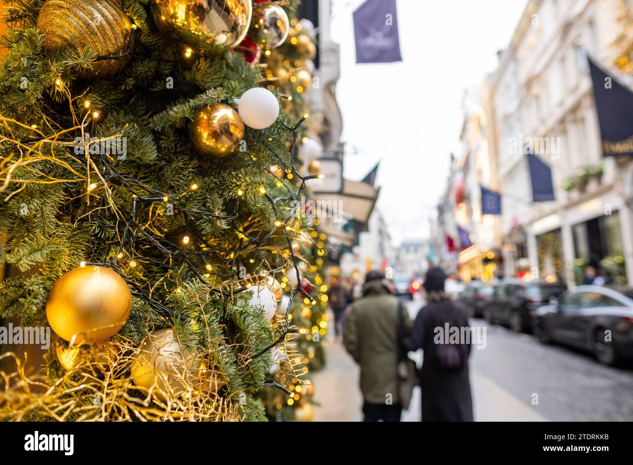 Der Fokus der Weihnachtsdekoration liegt auf der geschäftigen Einkaufsstraße der Stadt Stockfoto