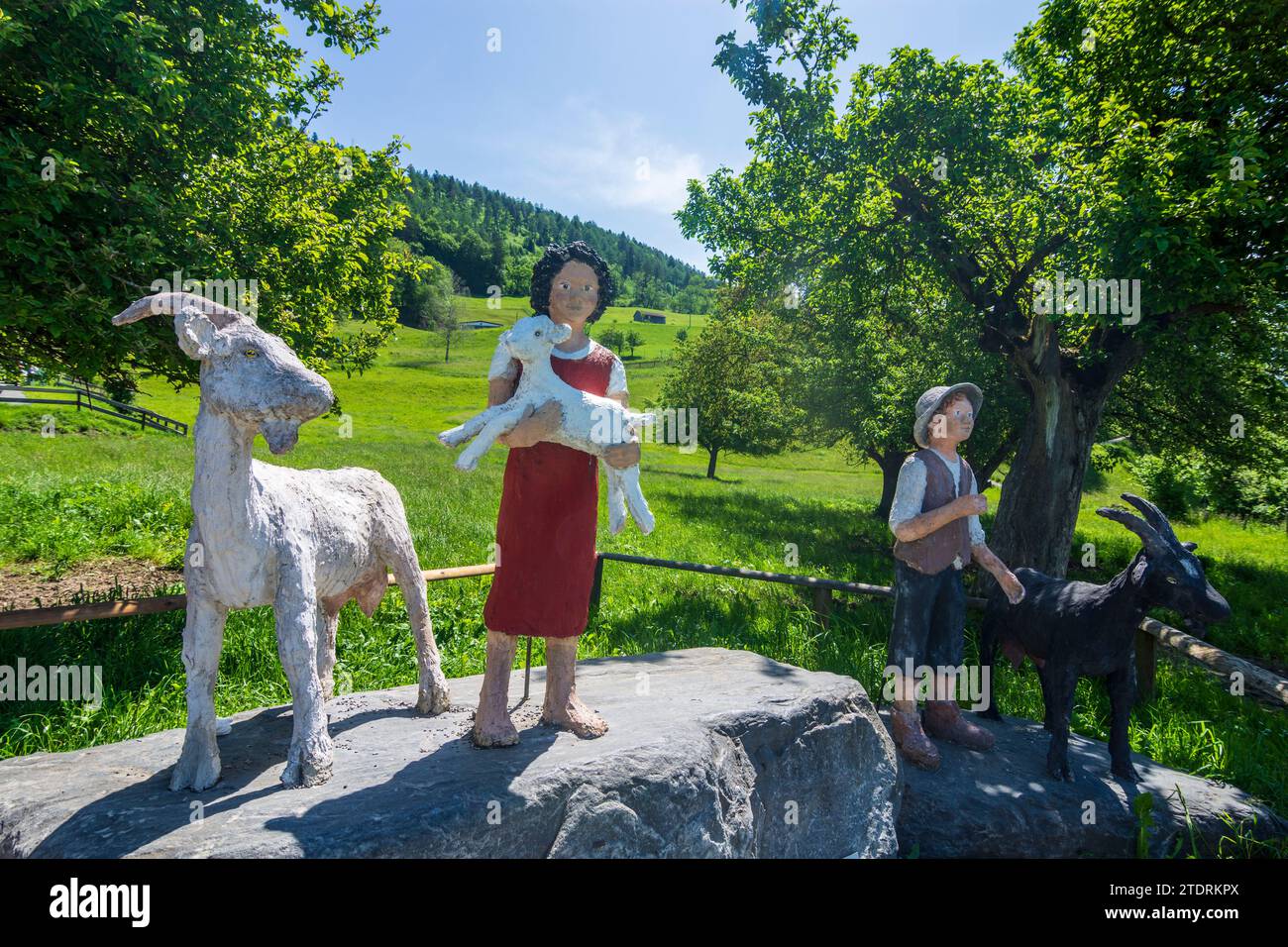 Maienfeld: Figurengruppe Heidi und Geissenpeter (ZiegenPeter), im Weiler Rofels, Heididörfli, Heididorf in Bündner Herrschaft, Graubünden, Bündner, Swit Stockfoto