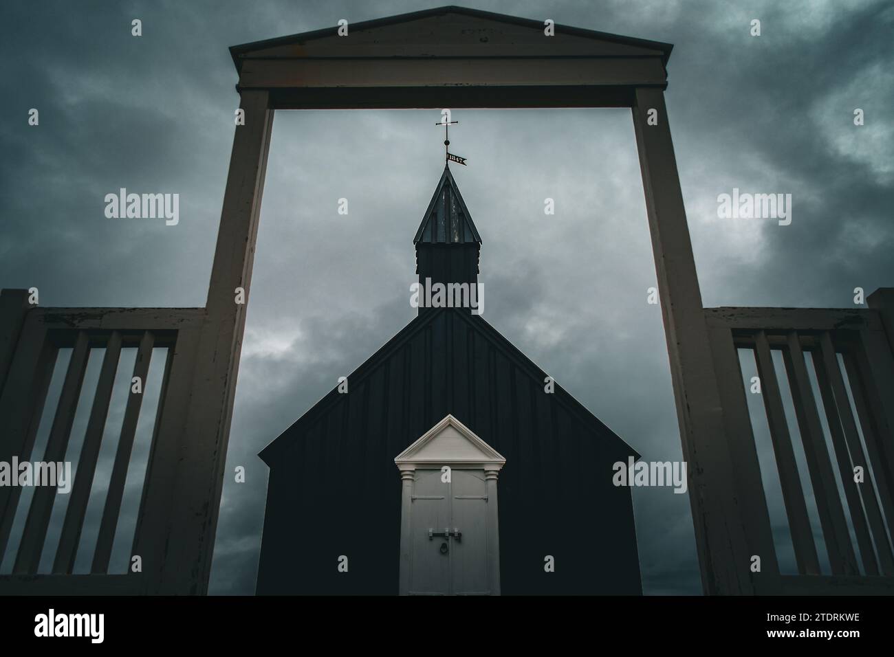 Schwarze Kirche mit dunklem Himmel in Island Stockfoto