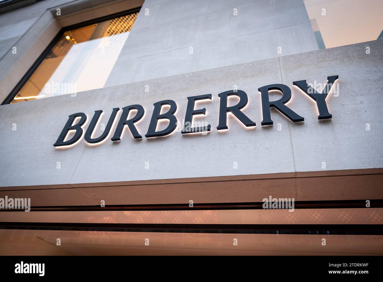 LONDON, 14. DEZEMBER 2023: Burberry Store in der Bond Street, britische Luxusmarke Stockfoto
