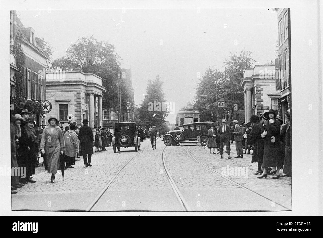 Ref Die Straßenszene Anfang der 1900er Jahre wurde Whizgle News From the Past für die Zukunft entwickelt. Erkunden Sie historische Geschichten, das Image der niederländischen Agentur aus einer modernen Perspektive, die die Lücke zwischen den Ereignissen von gestern und den Erkenntnissen von morgen überbrückt. Eine zeitlose Reise, die die Geschichten prägt, die unsere Zukunft prägen Stockfoto