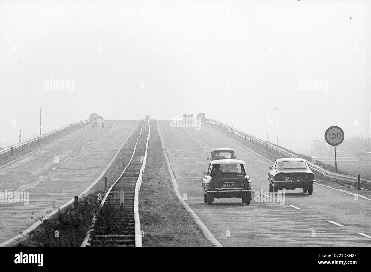 Bericht Rijksweg 4 (jetzt A4), Straßen, Straßenbau, Straßenpflanzung, Bericht, 12-10-1970, Whizgle News aus der Vergangenheit, zugeschnitten auf die Zukunft. Erkunden Sie historische Geschichten, das Image der niederländischen Agentur aus einer modernen Perspektive, die die Lücke zwischen den Ereignissen von gestern und den Erkenntnissen von morgen überbrückt. Eine zeitlose Reise, die die Geschichten prägt, die unsere Zukunft prägen Stockfoto