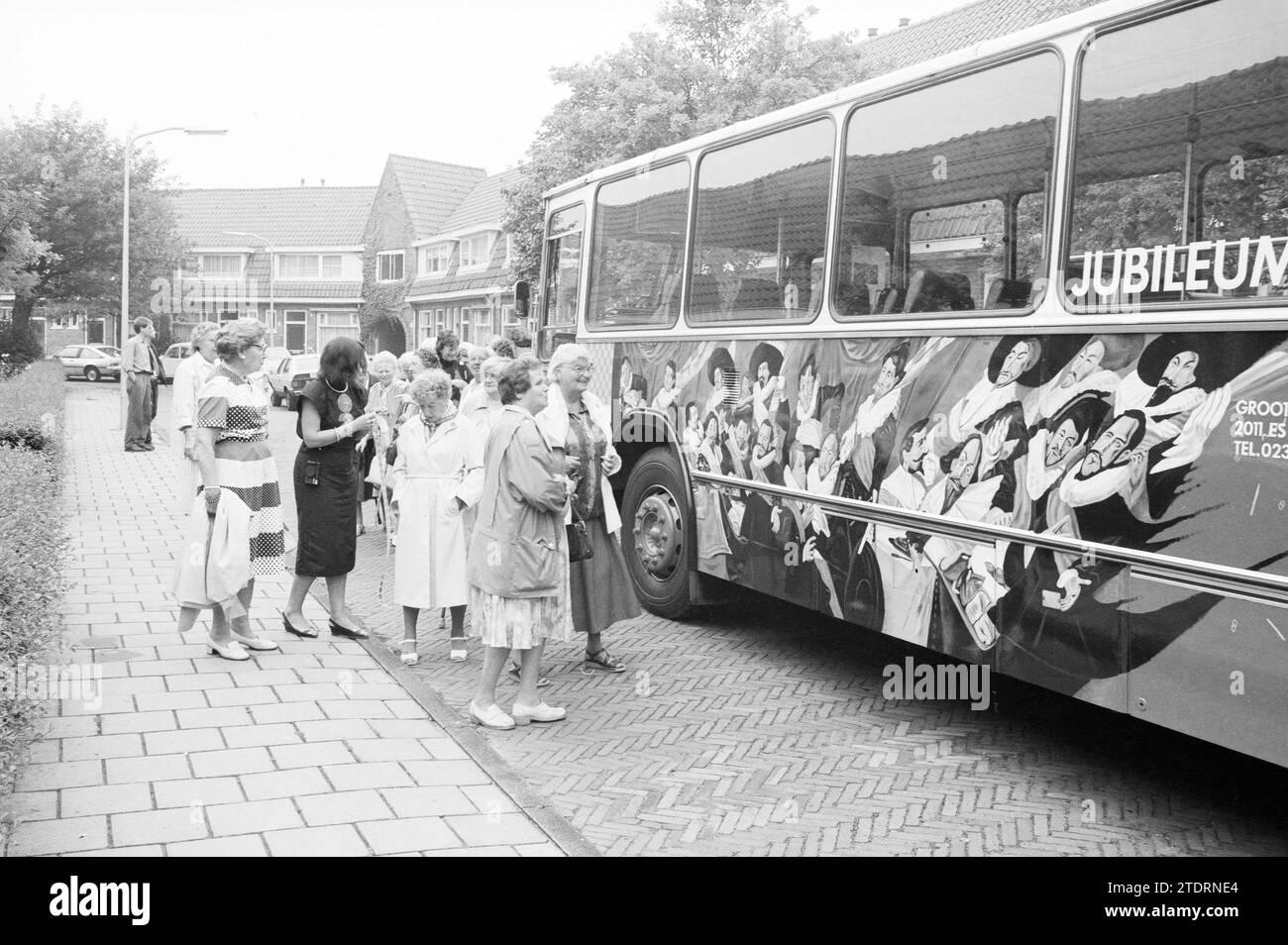Schuttersbus in Schutterstraat, Busse, Busreisen, Haarlem, Schutterstraat, Niederlande, 12-08-1987, Whizgle News from the Past, maßgeschneidert für die Zukunft. Erkunden Sie historische Geschichten, das Image der niederländischen Agentur aus einer modernen Perspektive, die die Lücke zwischen den Ereignissen von gestern und den Erkenntnissen von morgen überbrückt. Eine zeitlose Reise, die die Geschichten prägt, die unsere Zukunft prägen Stockfoto