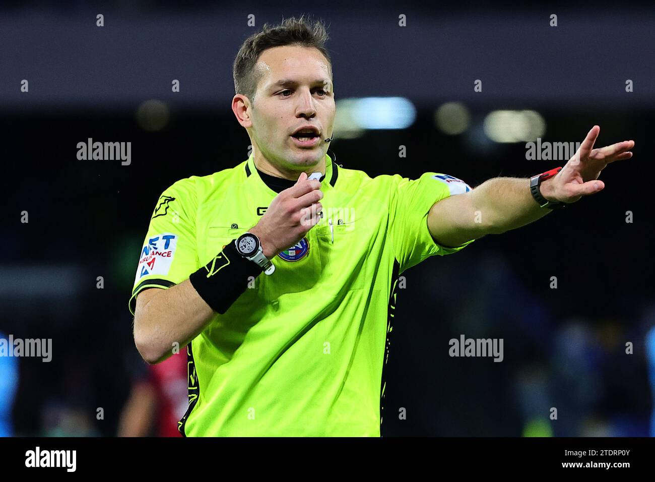 Schiedsrichter Matteo Marcenaro während des Fußballspiels der Serie A zwischen SSC Napoli und Cagliari Calcio im Diego Armando Maradona Stadion in Neapel (Italien), 16. Dezember 2023. Stockfoto