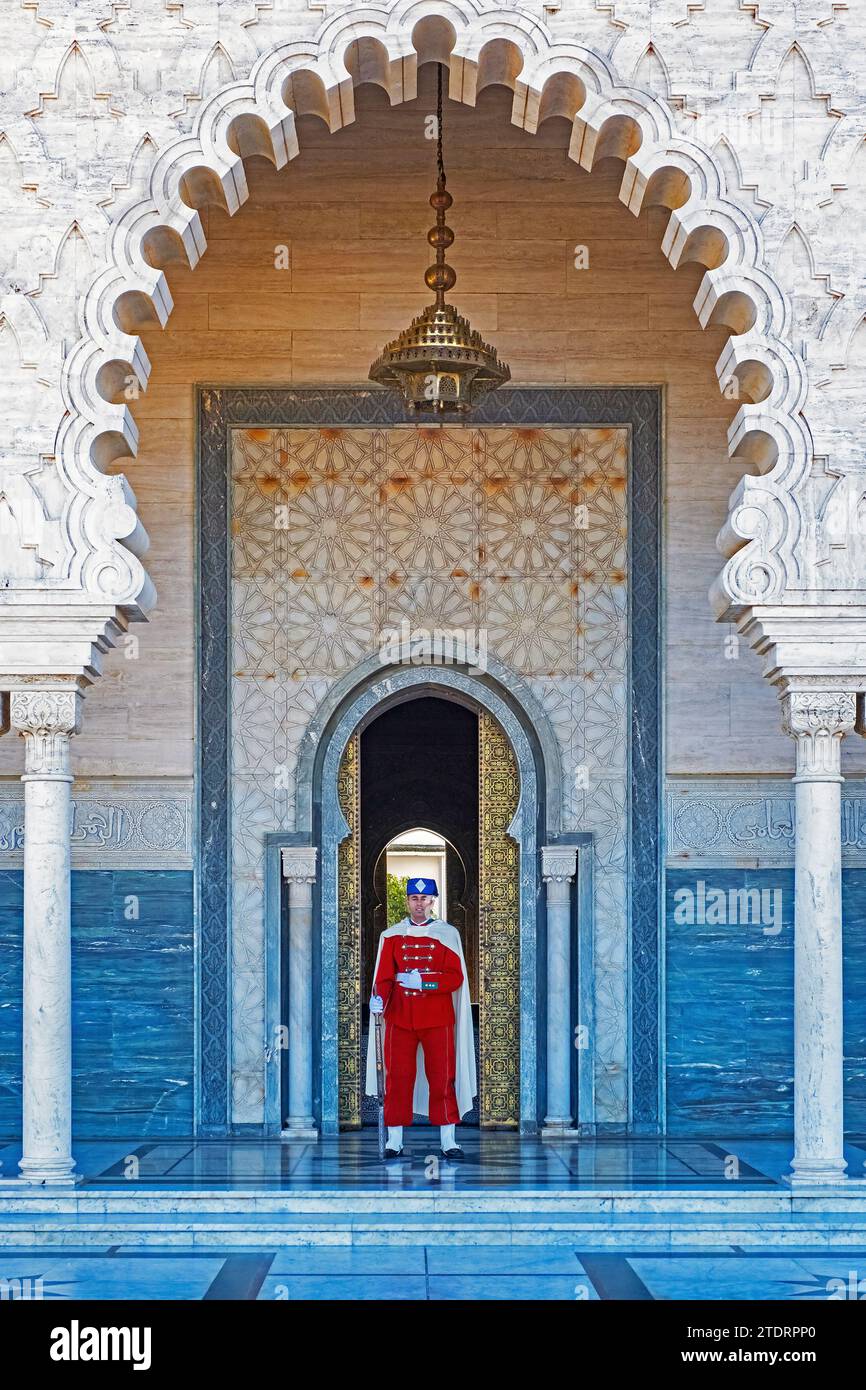 Königliche marokkanische Garde, früher bekannt als Schwarze Garde, am Eingang des Mausoleums von Mohammed V. in der Stadt Rabat, Rabat-Salé-Kénitra, Marokko Stockfoto