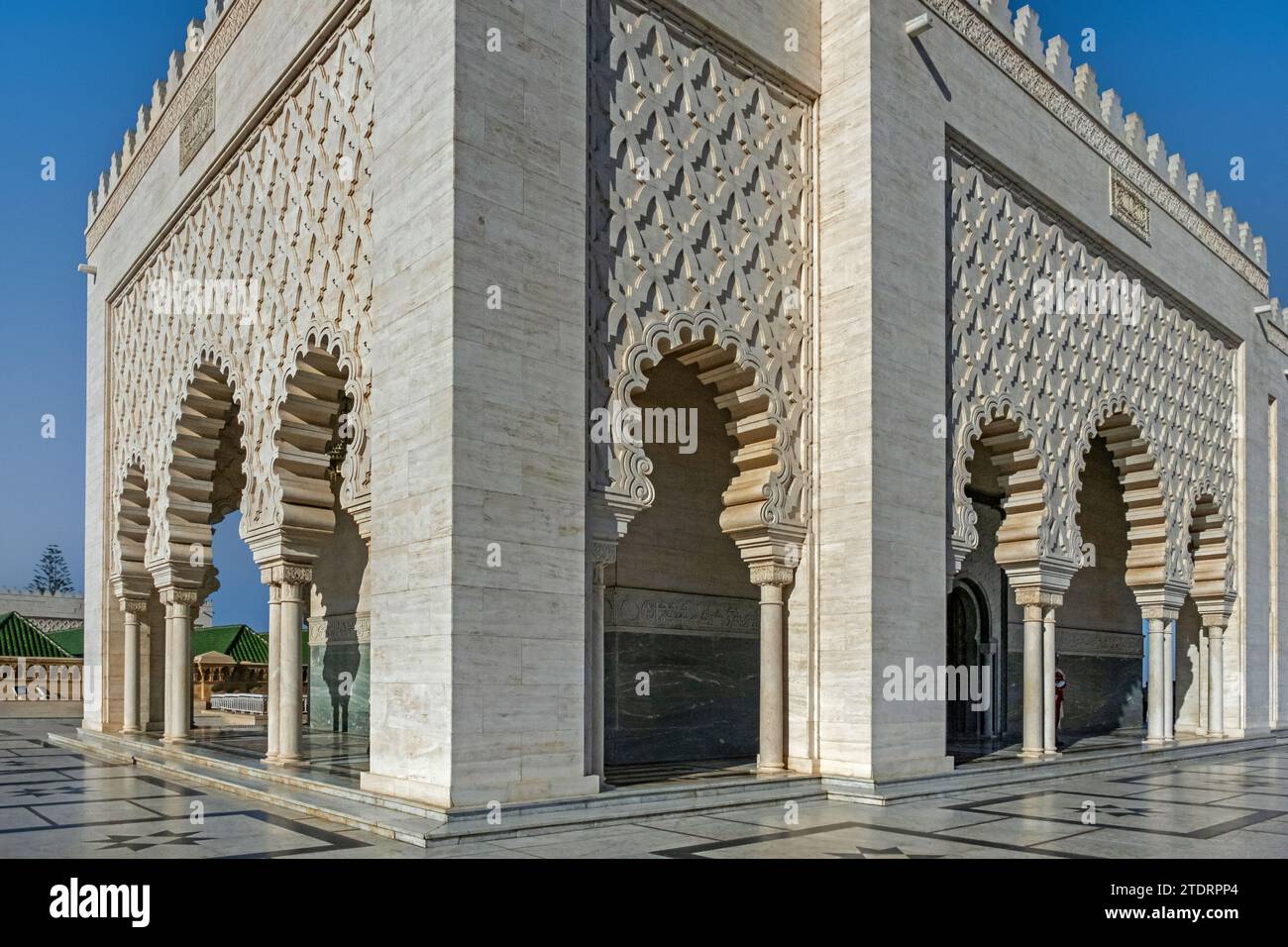 Äußere aus weißem Marmor des Mausoleums von Mohammed V. mit Gräbern seiner Söhne König Hassan II. Und Prinz Abdallah in Rabat, Rabat-Salé-Kénitra, Marokko Stockfoto