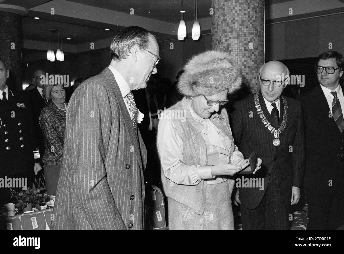 100 Jahre Nordseekanal A'Dam, Ankunft der H.M. Rede von HRH dem Prinzen, Ehrenmedaille für H.M., königliche Empfänge und königliche Besuche, 01-11-1976, Whizgle News aus der Vergangenheit, zugeschnitten auf die Zukunft. Erkunden Sie historische Geschichten, das Image der niederländischen Agentur aus einer modernen Perspektive, die die Lücke zwischen den Ereignissen von gestern und den Erkenntnissen von morgen überbrückt. Eine zeitlose Reise, die die Geschichten prägt, die unsere Zukunft prägen Stockfoto