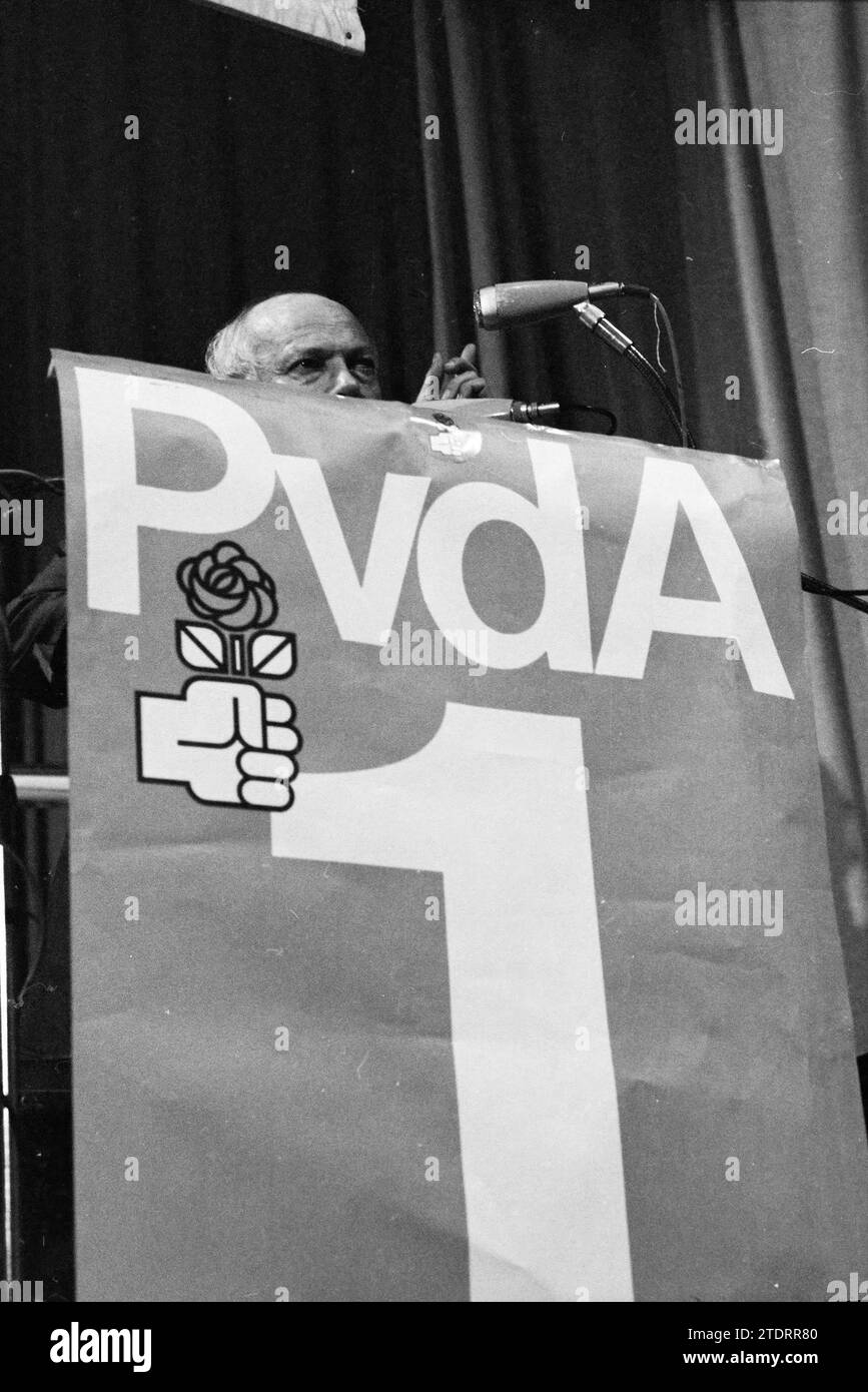 Wahltour Joop den Uyl Breda + Oosterhout, Elections, Breda, 06-05-1981, Whizgle News from the Past, Tailored for the Future. Erkunden Sie historische Geschichten, das Image der niederländischen Agentur aus einer modernen Perspektive, die die Lücke zwischen den Ereignissen von gestern und den Erkenntnissen von morgen überbrückt. Eine zeitlose Reise, die die Geschichten prägt, die unsere Zukunft prägen Stockfoto