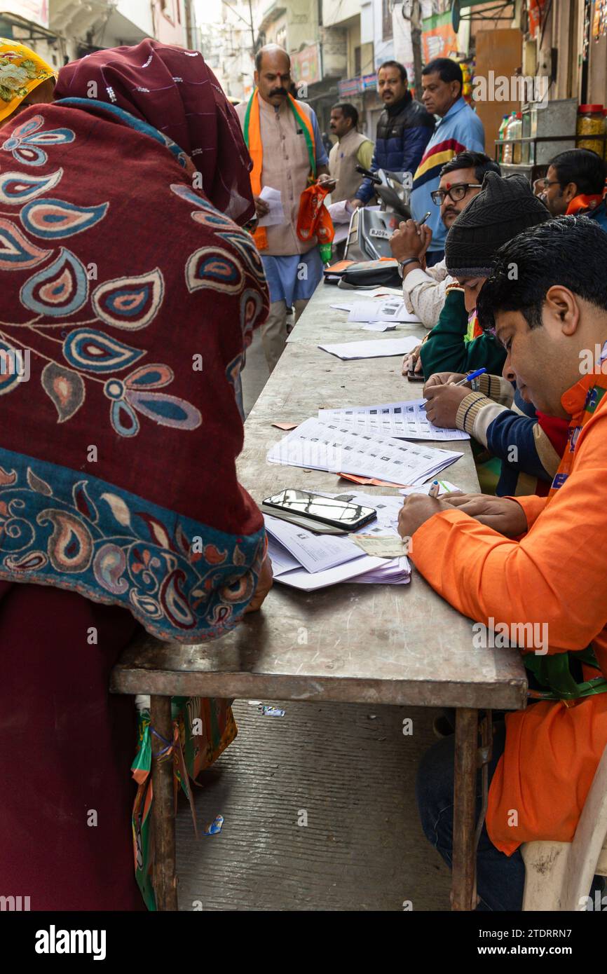 Menschen mit Wahlblatt zum indischen Wahltag am Morgen Bild wurde im Jagdish Temple udaipur rajasthan india am Non 25 2023 aufgenommen. Stockfoto