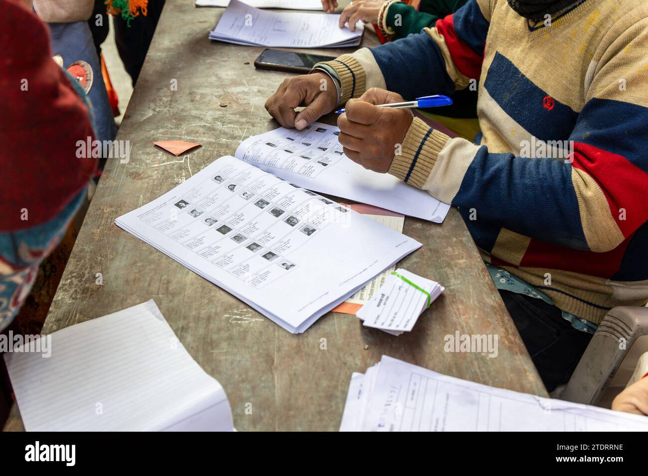 Menschen mit Wahlblatt zum indischen Wahltag am Morgen Bild wurde im Jagdish Temple udaipur rajasthan india am Non 25 2023 aufgenommen. Stockfoto
